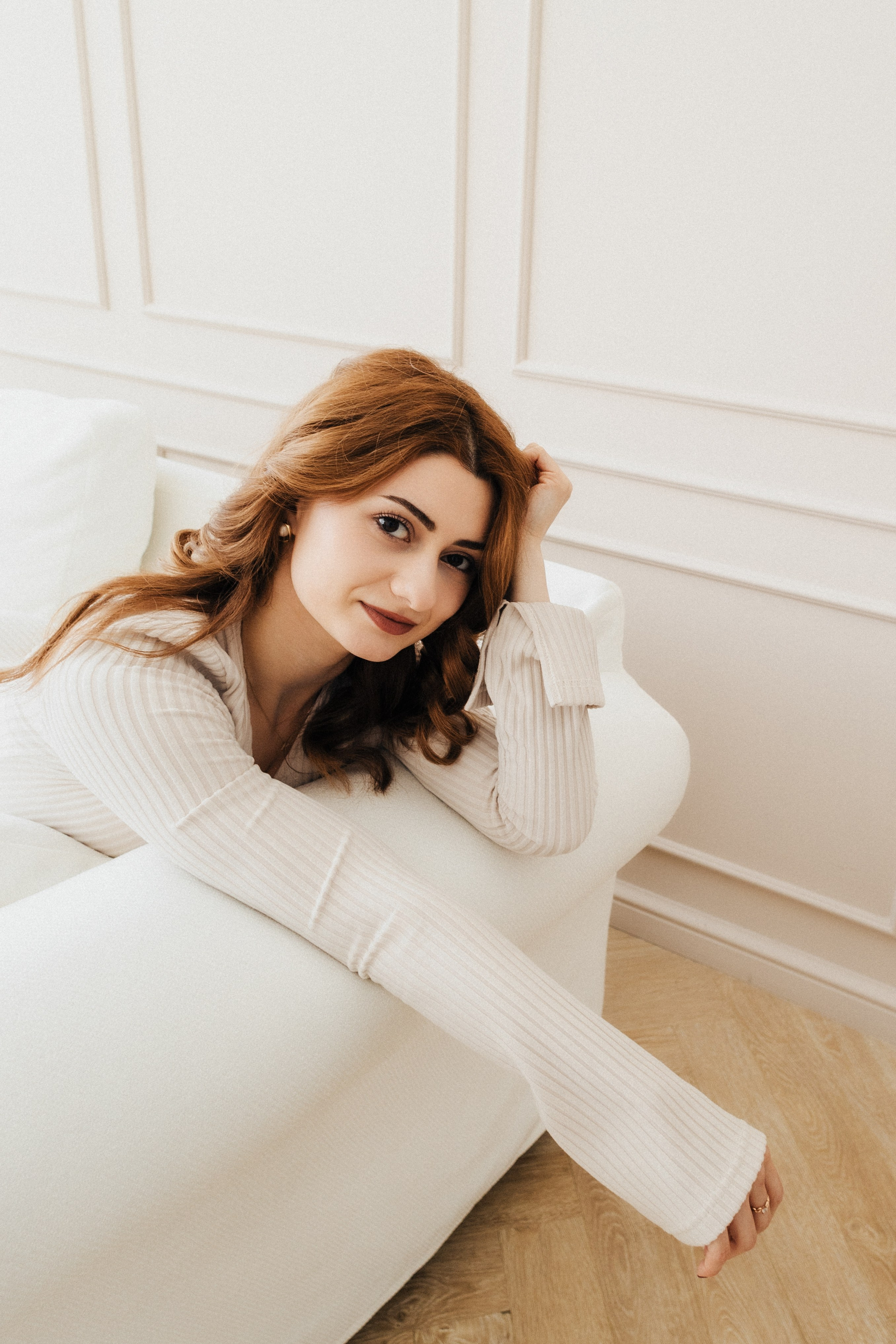 Студийная съемка в светлых тонах, девушка в белом платье в рубчик, лаконичный интерьер. Фотограф в Пензе Александра Овечкина