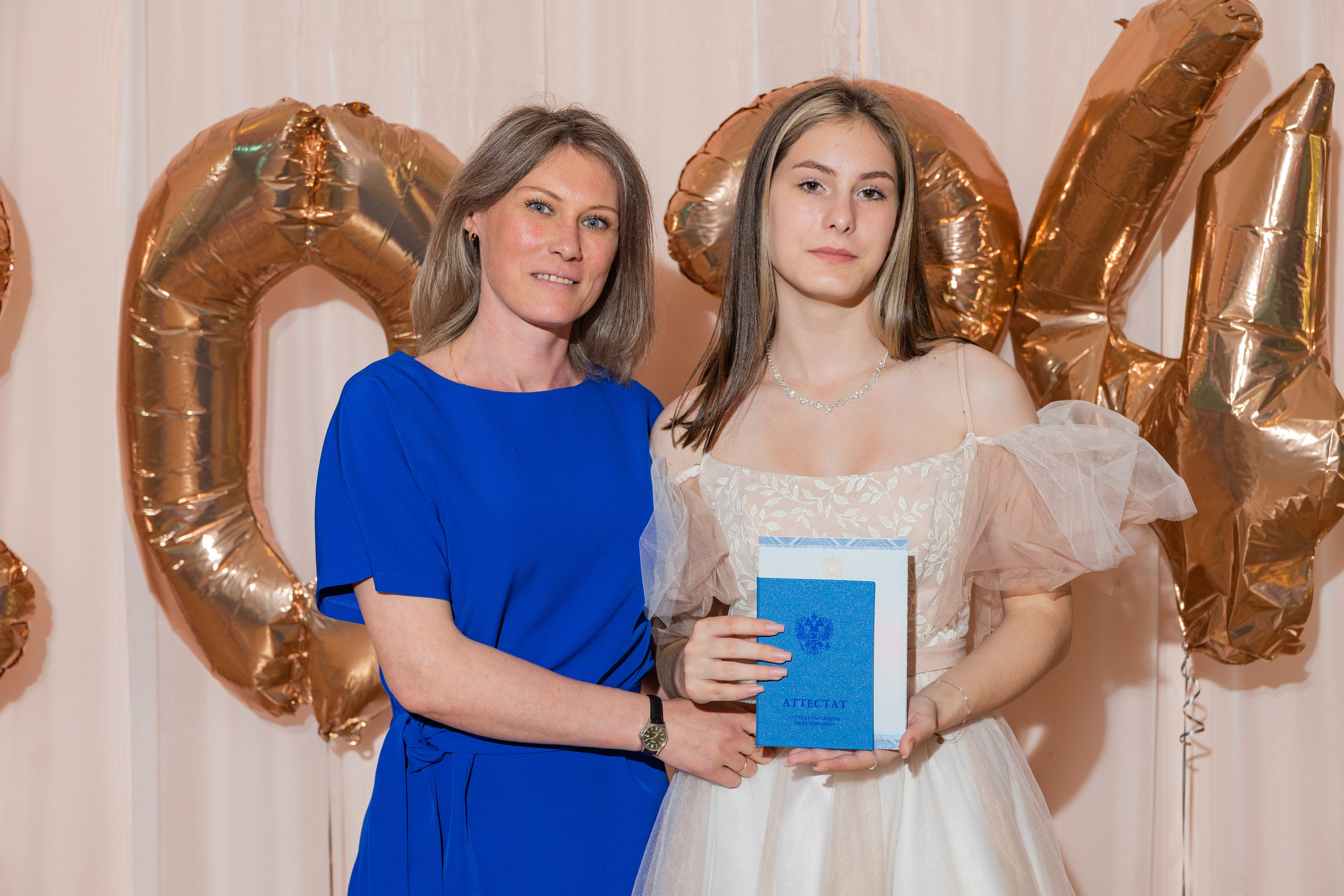 Вручение атестатов в школе № 66. Выпускные альбомы во Владивостоке