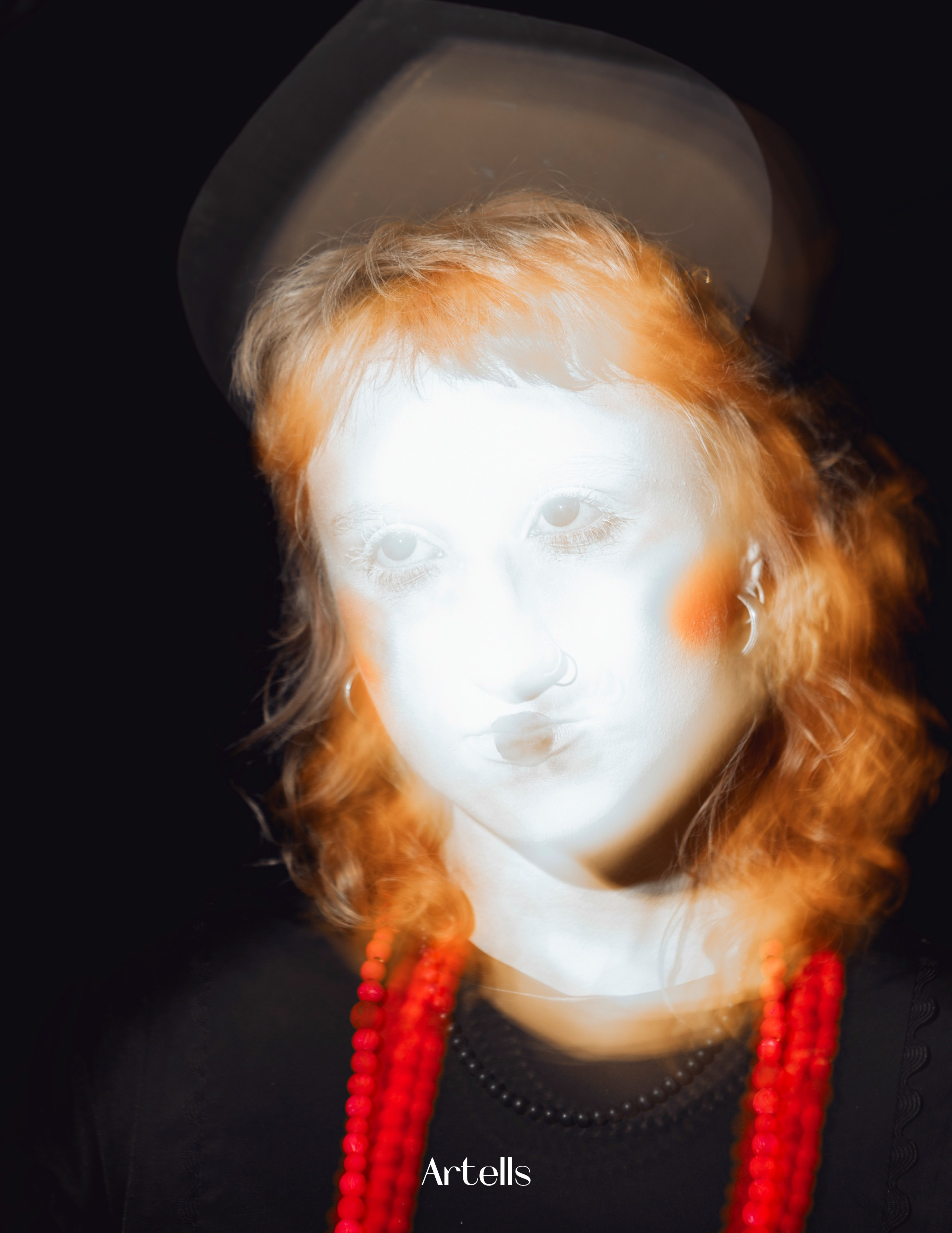 Экспериментальная фотография в Москве. Портрет с использованием оптической призмы для создания мягких размытий и бликов.