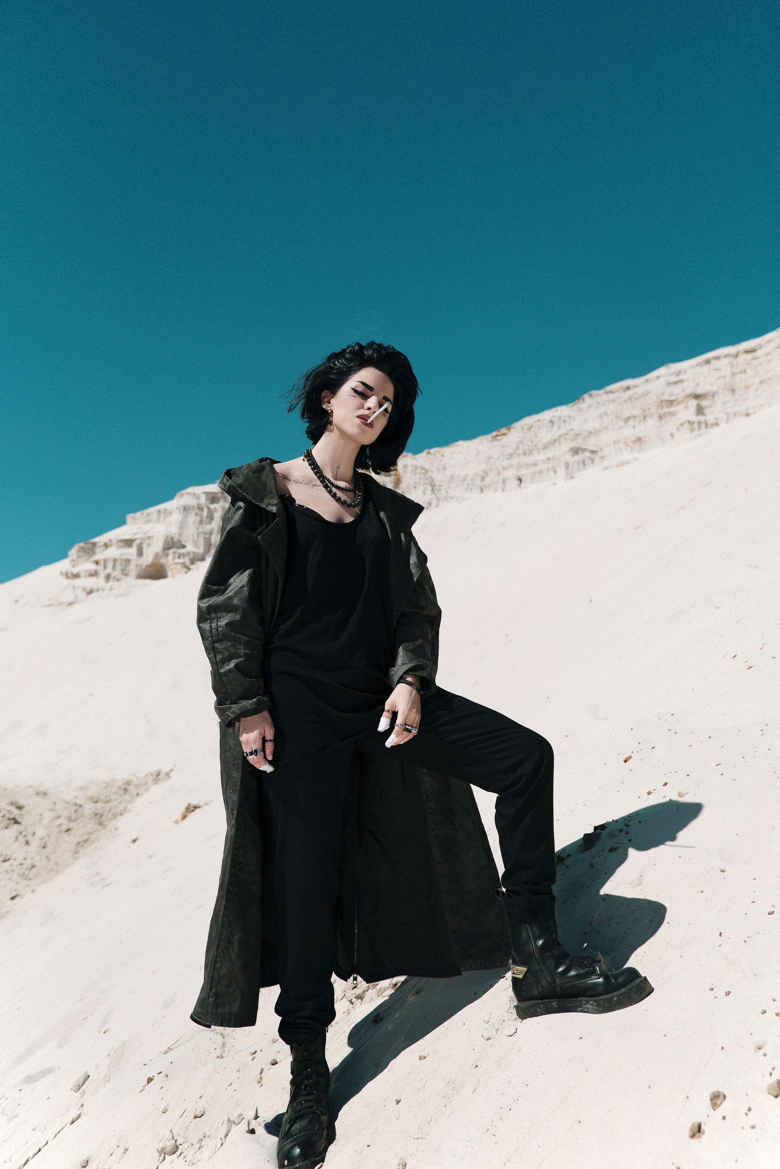 Девушка в черном плаще в Дубаи.