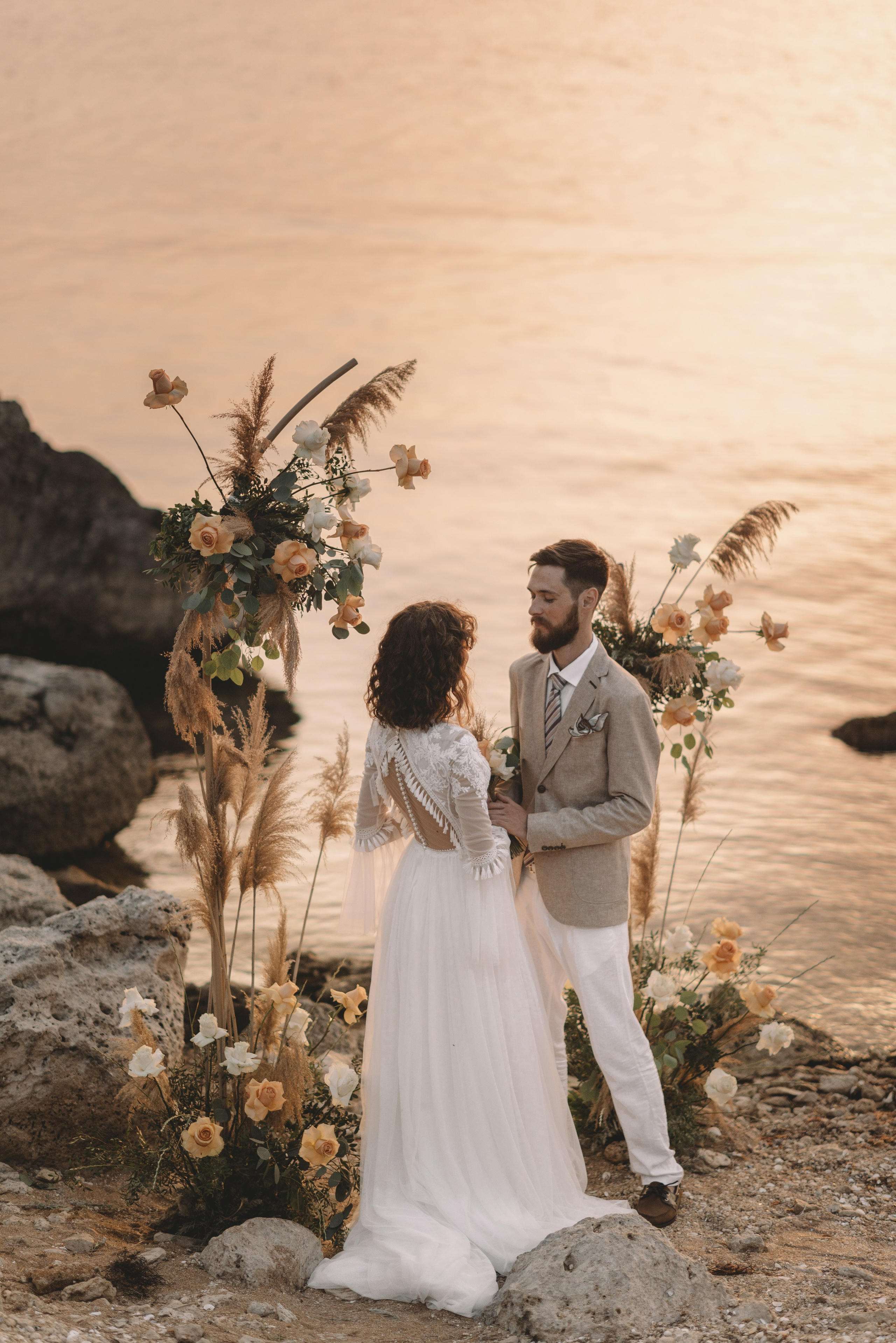 Свадебная фотосессия в Щелкино ,Бухта Космонавтов. Выездная церемония на берегу моря Крым. Свадебный и семейный фотограф и видеограф, Крым, Москва, Санкт -Петербург