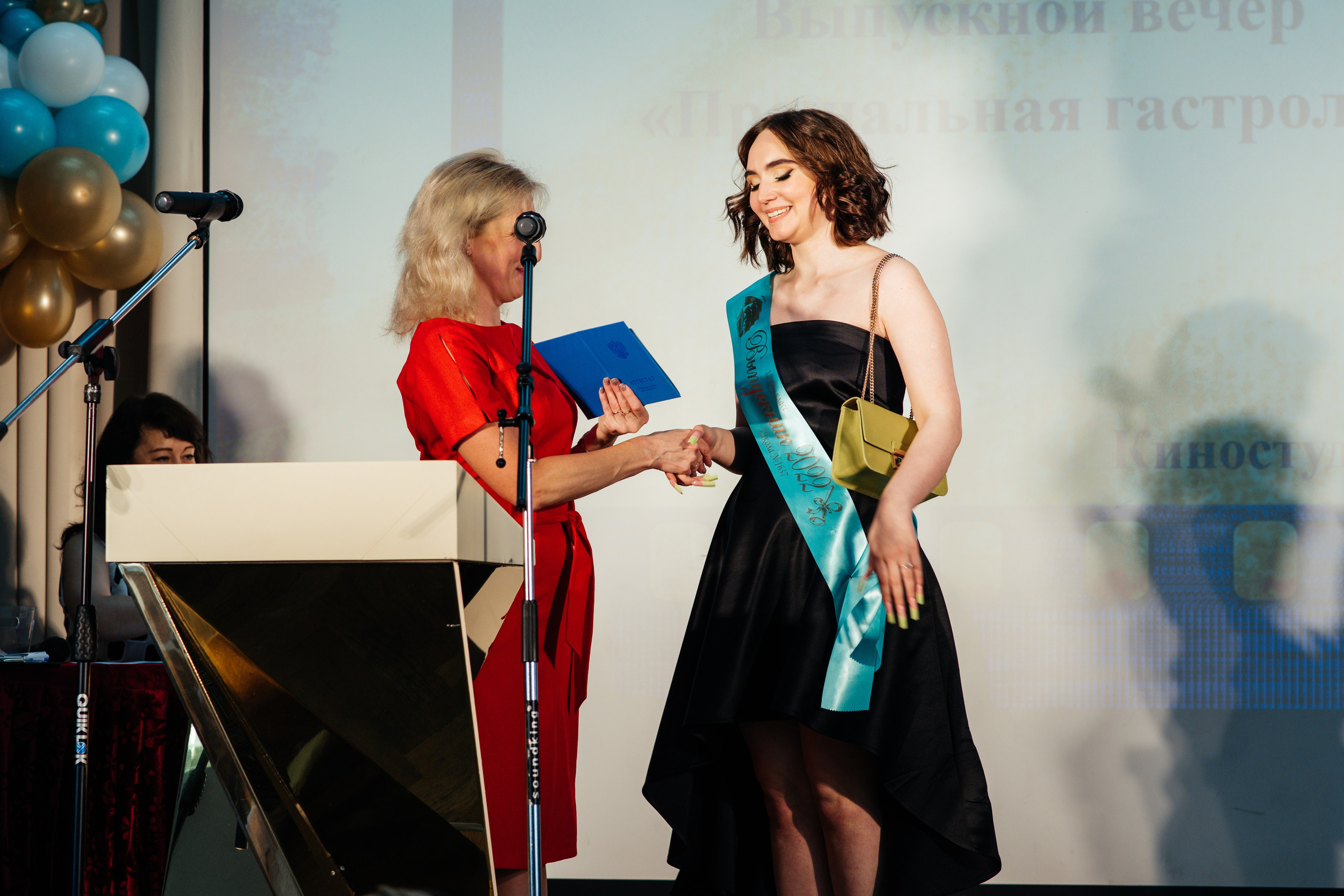 Вручение аттестатов. Выпускные альбомы в Подольске Москве и МО