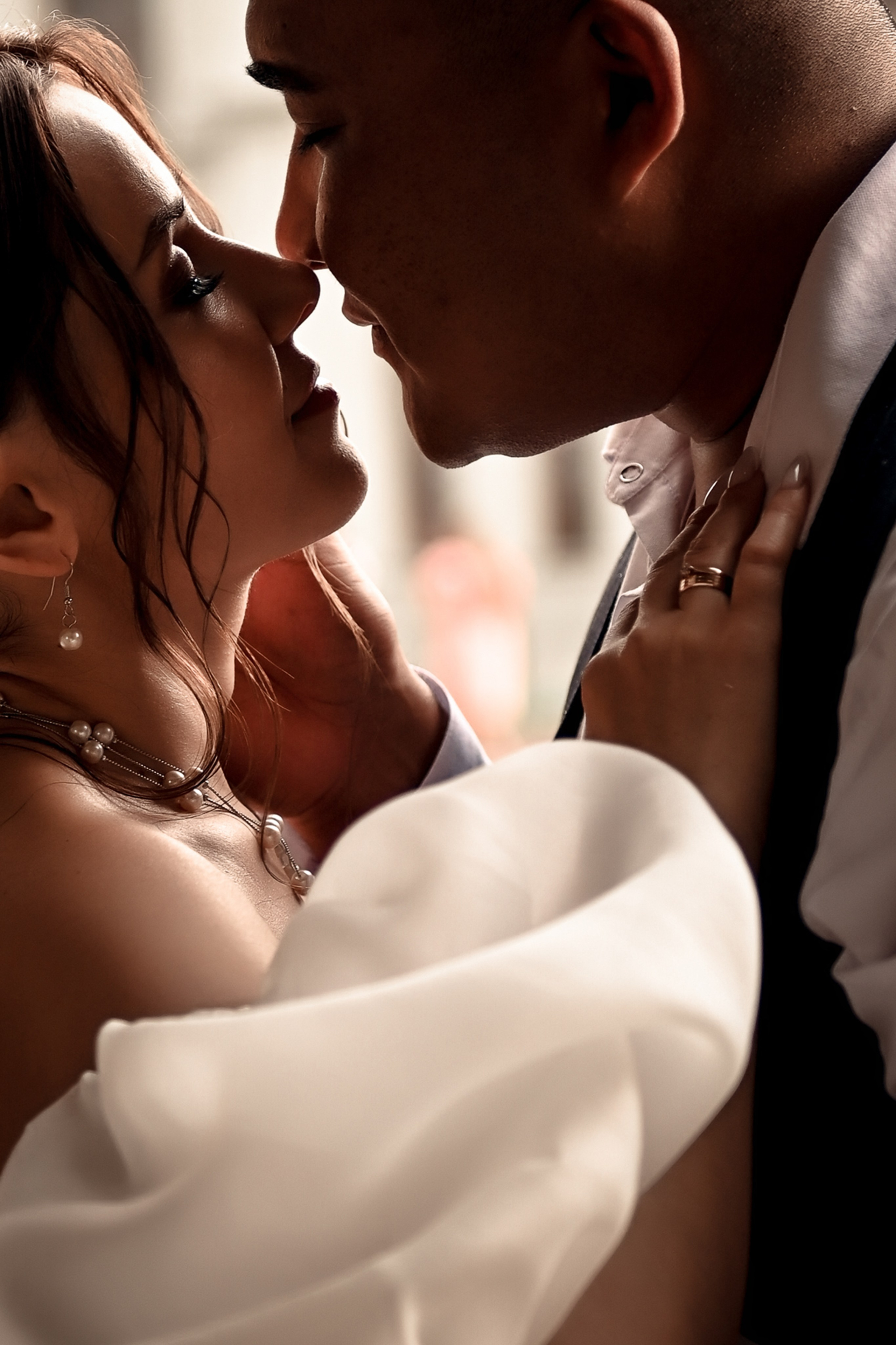 Небольшая свадебная серия в музее и прогулкой под дождем Эльмиры и Ризата. Свадебный, семейный, детский, контент фотограф в Омске Максим Ильин