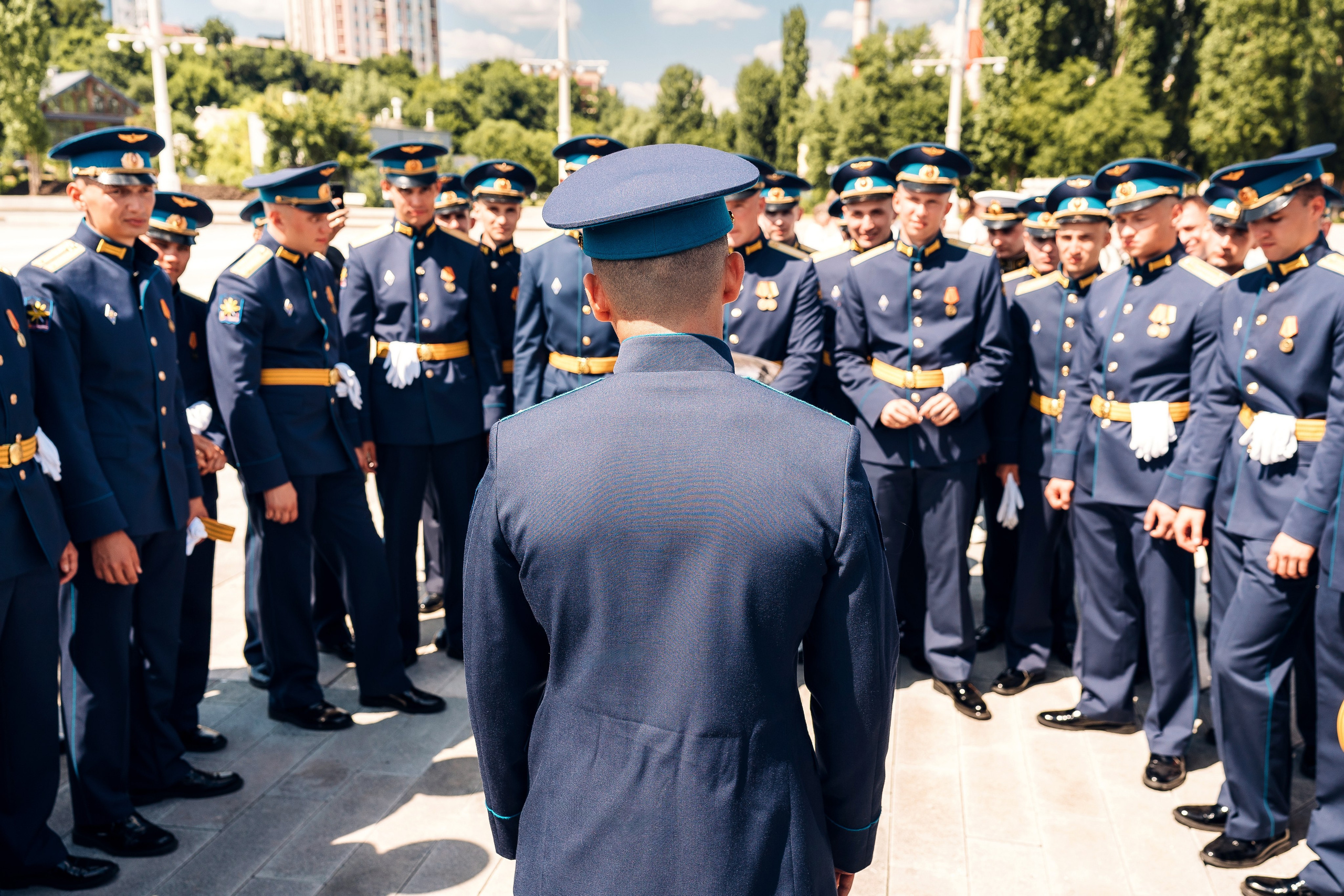 Выпускники ВАТУ построились для важного разговора.