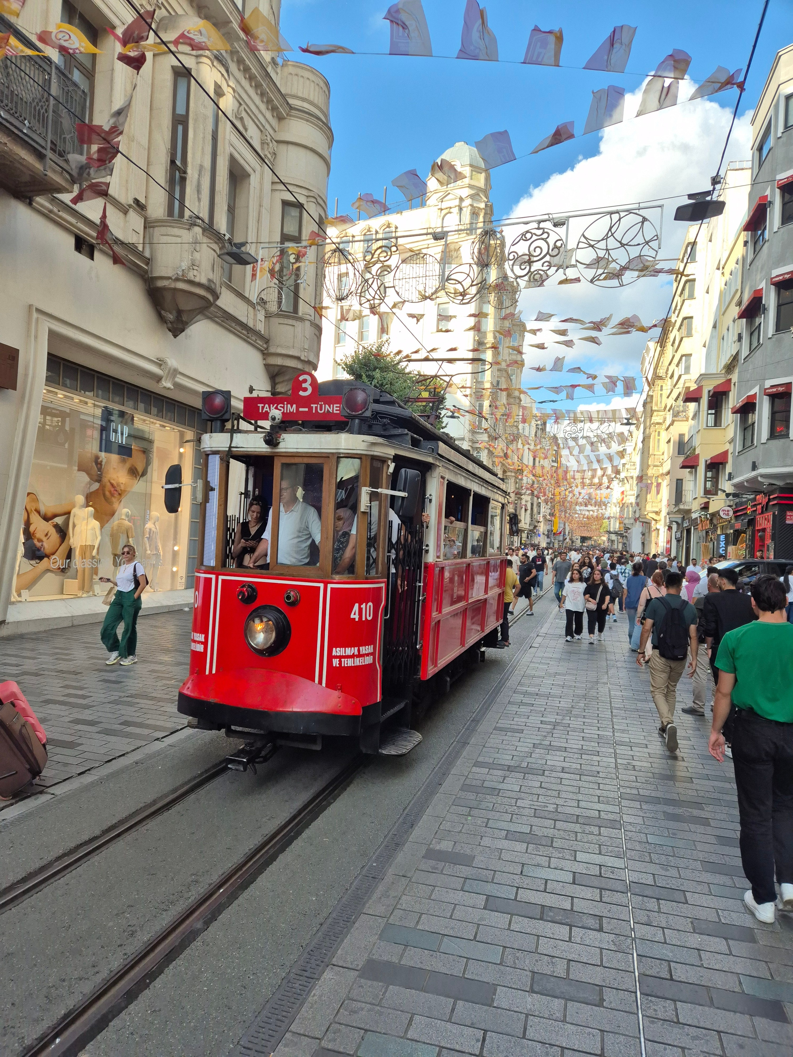 Ул. Истикляль и красный трамвайчик на ней