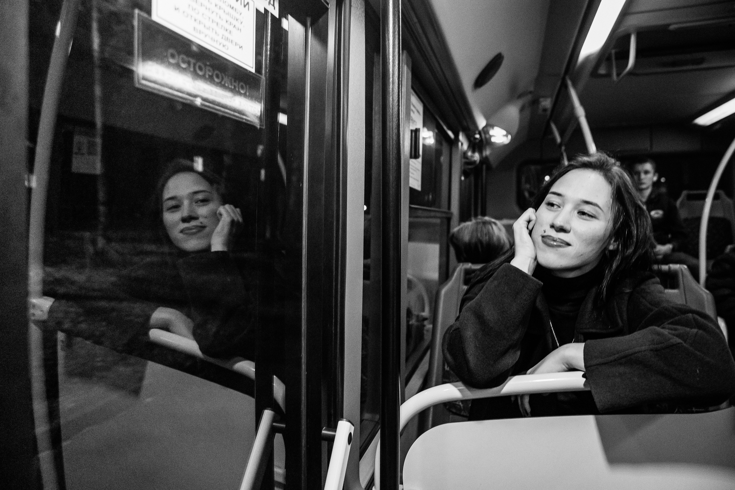 Девушка в автобусе, улыбается в объектив — съёмка в Рыбинске