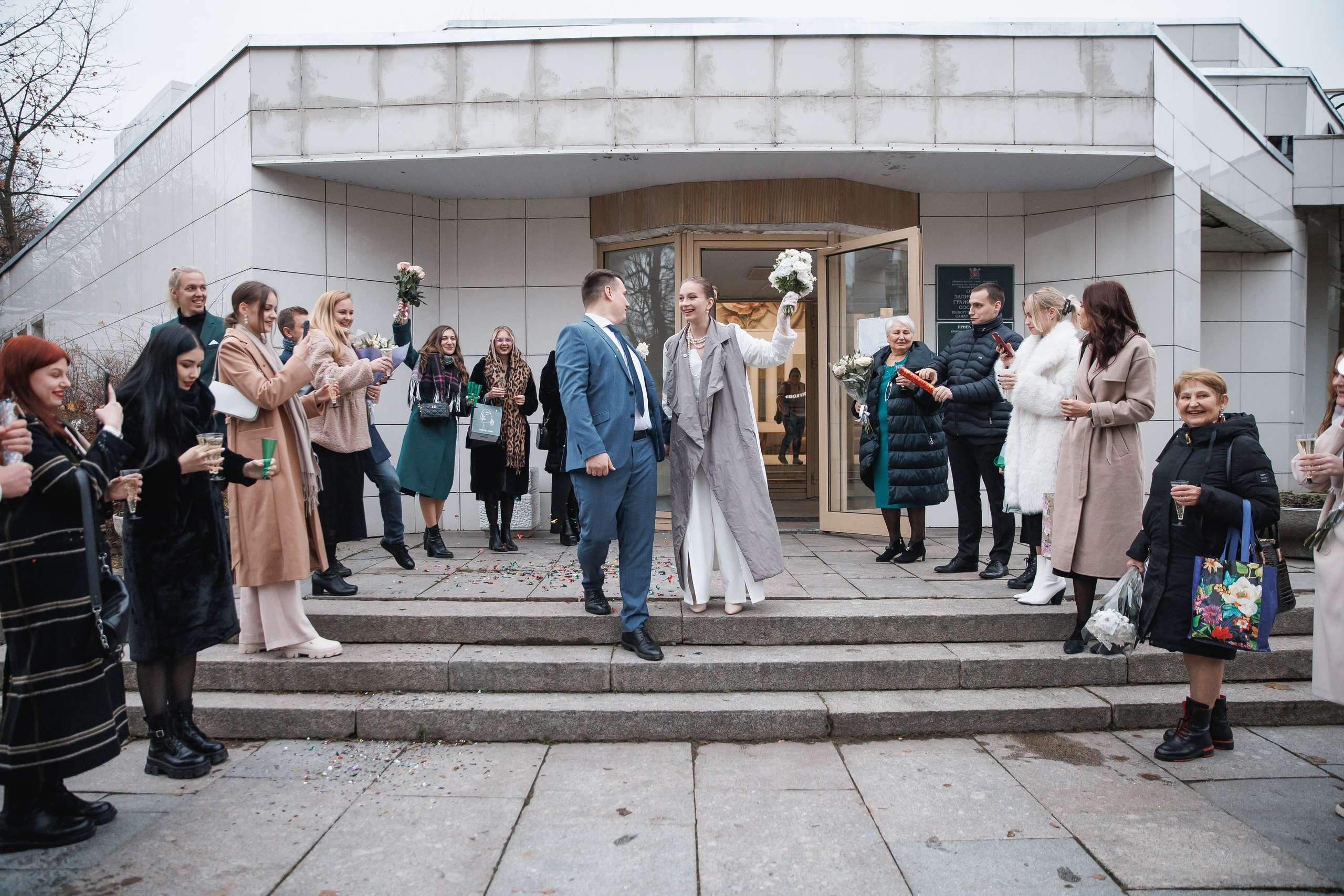 Выход молодых из загса приветствие молодоженов