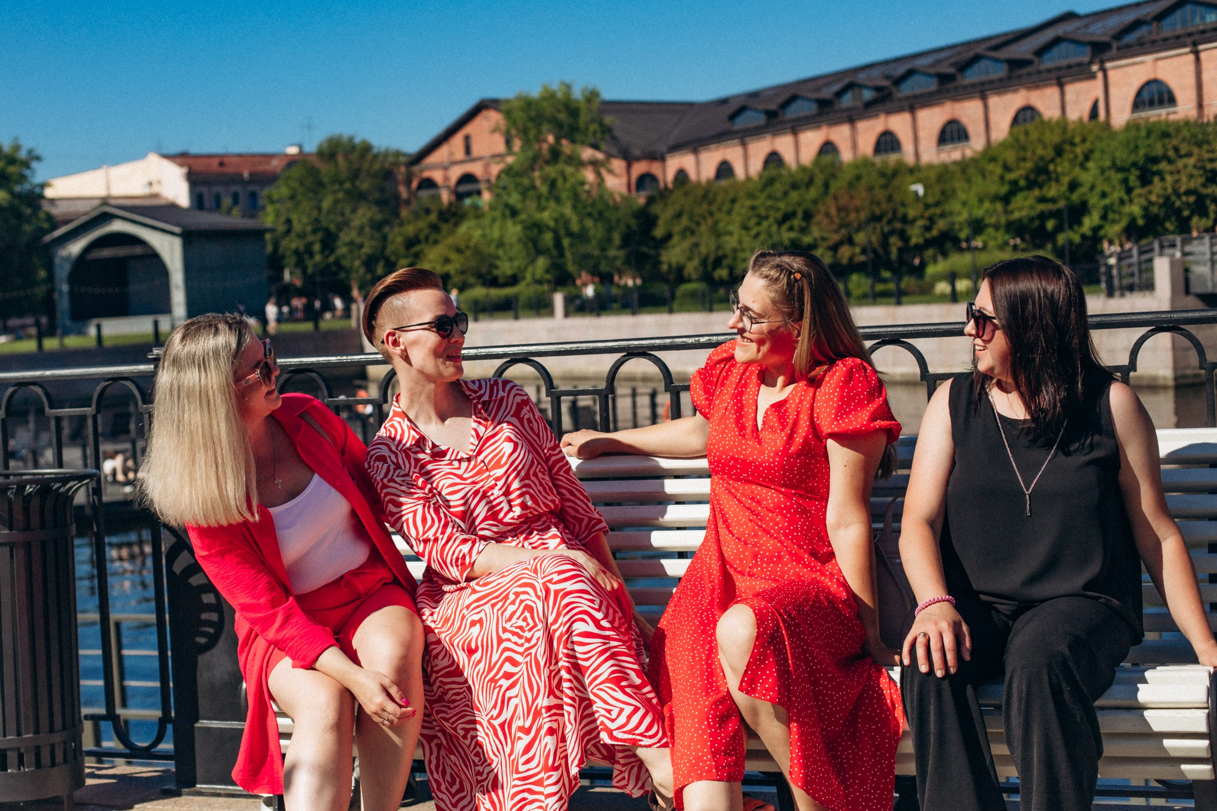 Катерина с подругами в июне. Фотопрогулка в Петербурге. Индивидуальный и семейный фотограф в Санкт-Петербурге
