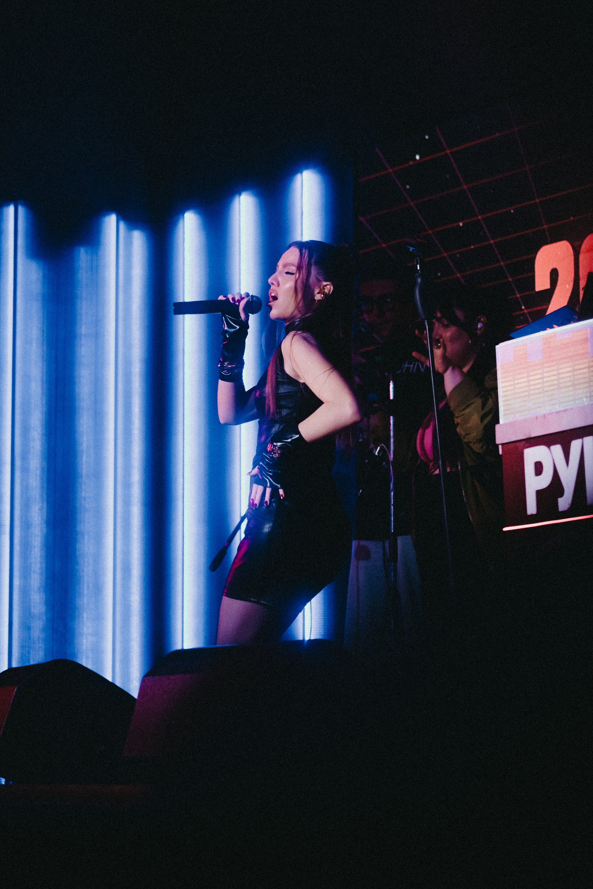 Концерт учеников вокальной школы «Сигнон» в баре «Руки Вверх»