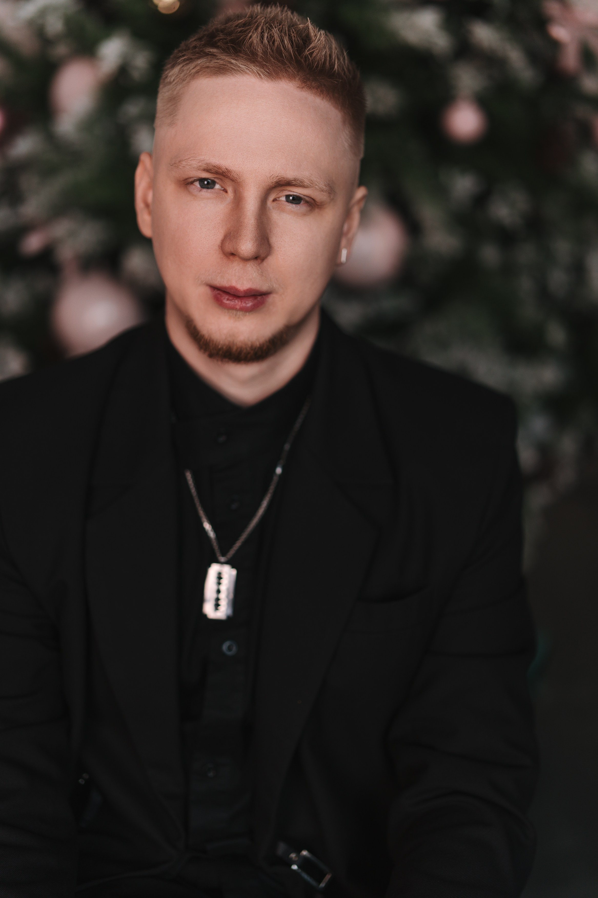 Промо-съёмка для ведущего Максима Лупанова — образ для новогоднего сезона