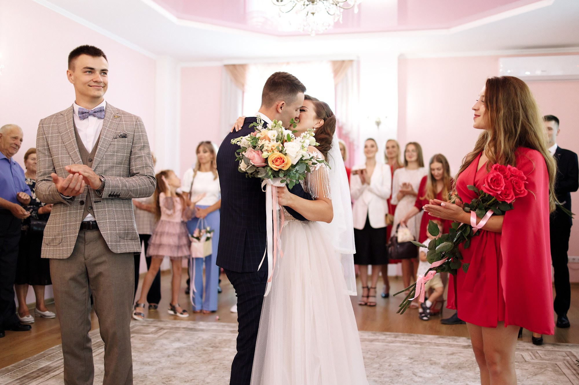 первый поцелуй молодожен в загсе