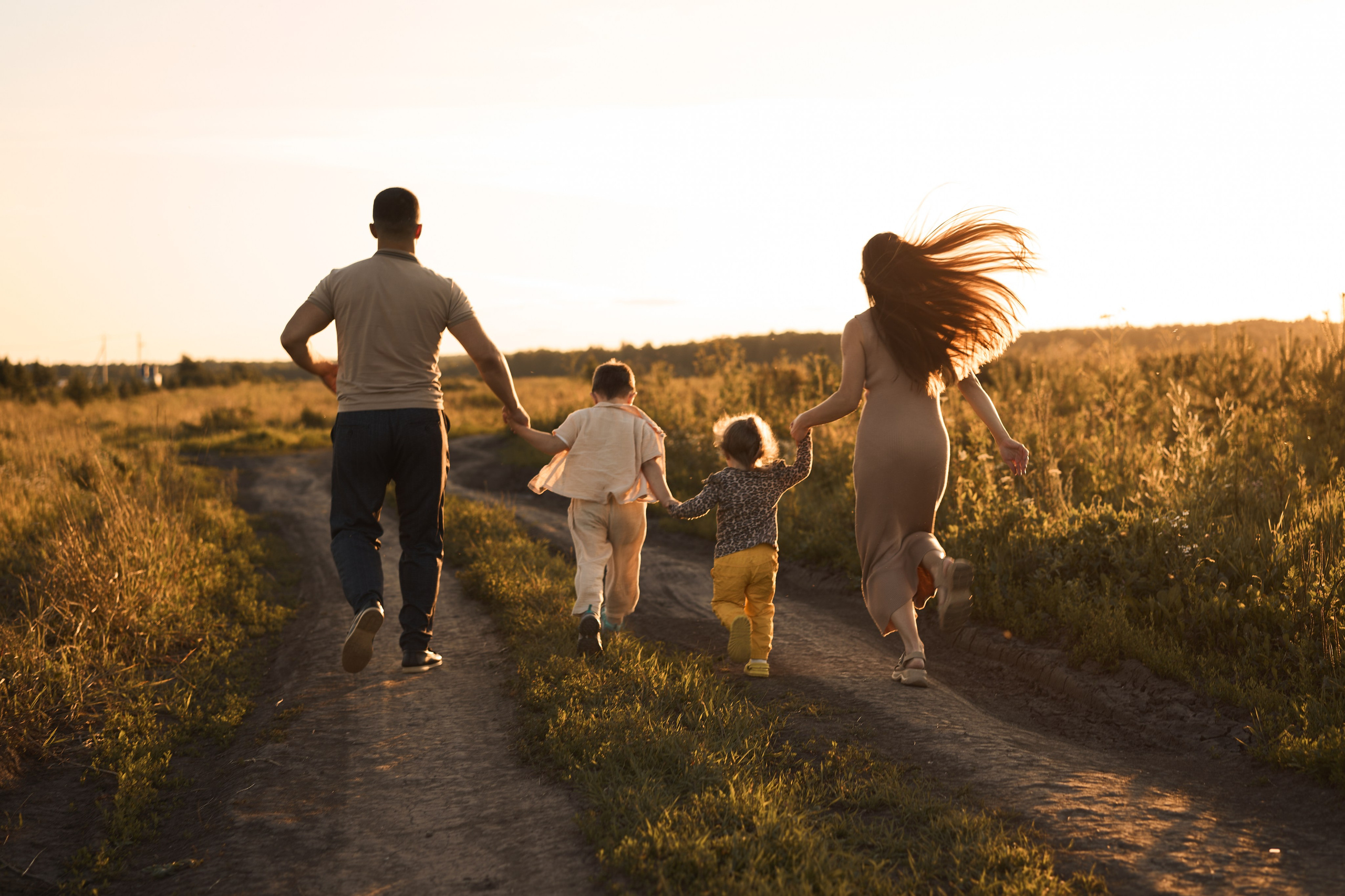 Семейная фотосессия на закате в поле😍. Фотограф Екатеринбург Кокшарова Александра
