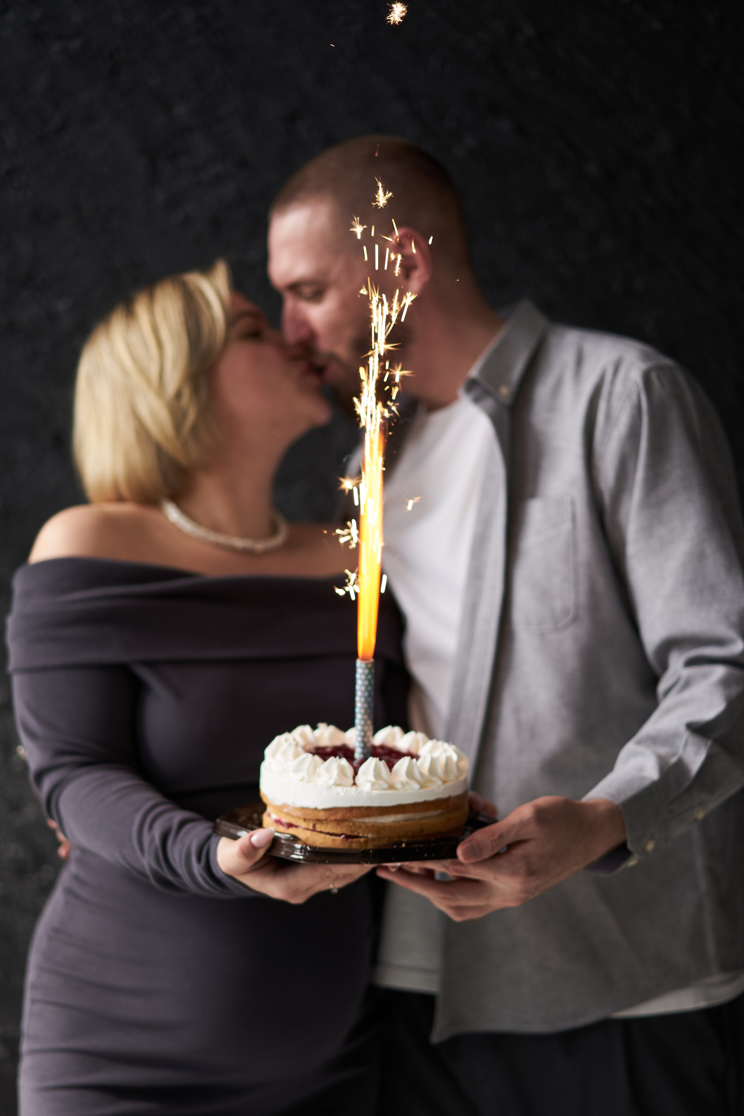 Беременность съемка пары в студии. Фотограф Екатеринбург Кокшарова Александра