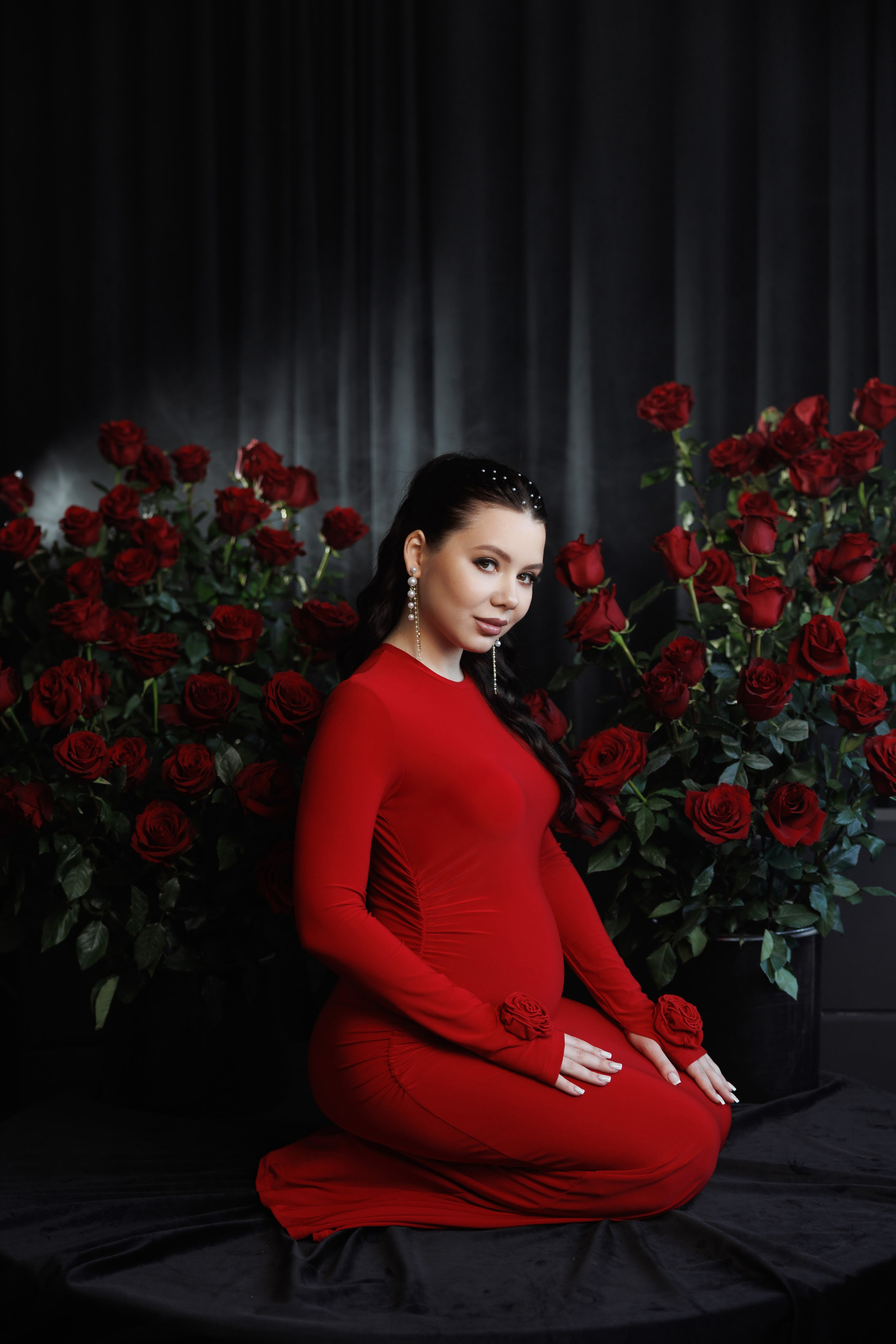 Съёмка беременности под ключ, Оренбург, красное платье, розы