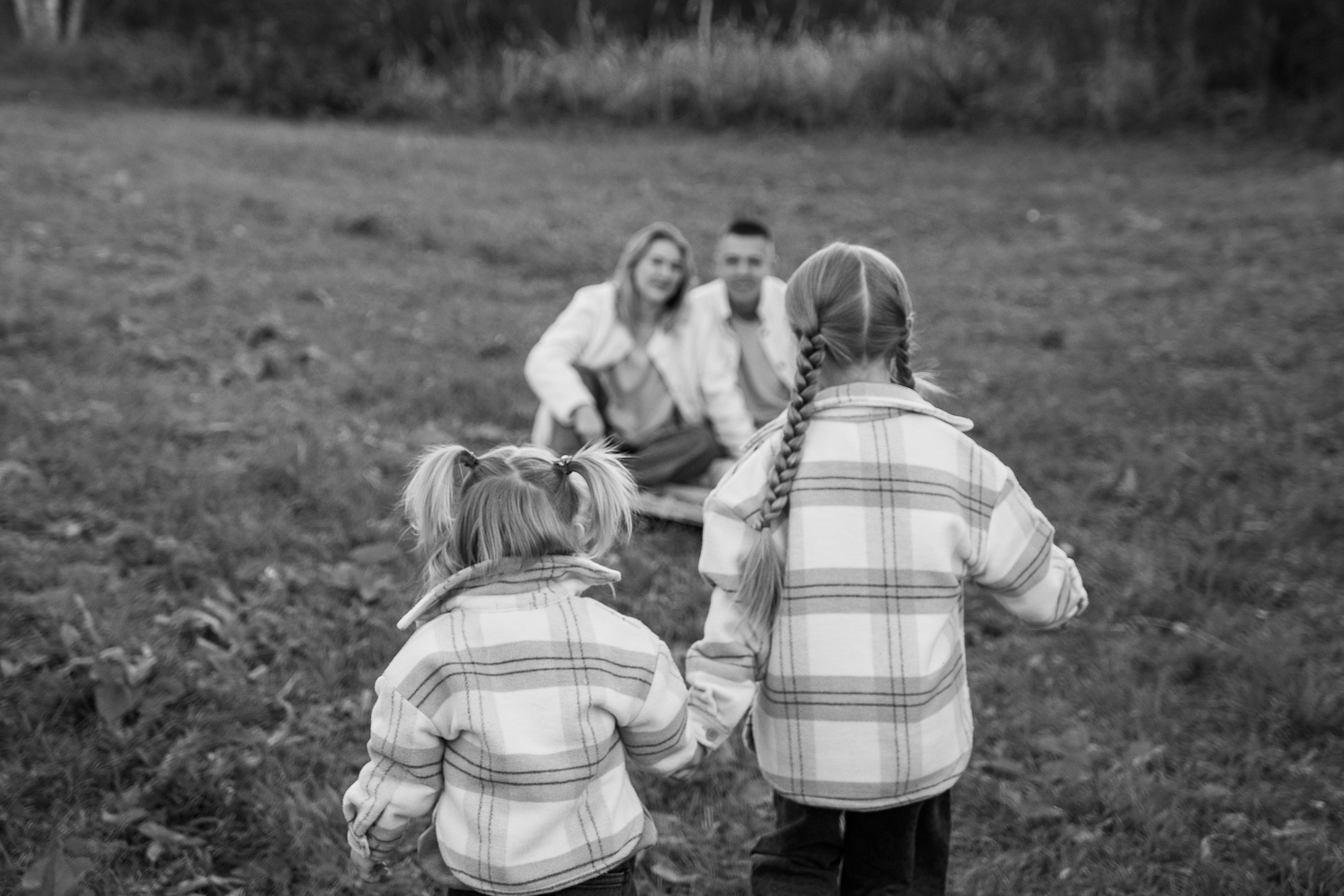 Мира и Тая на прогулке с родителями. Фотограф в Красноярске. Юлия Чаушанская