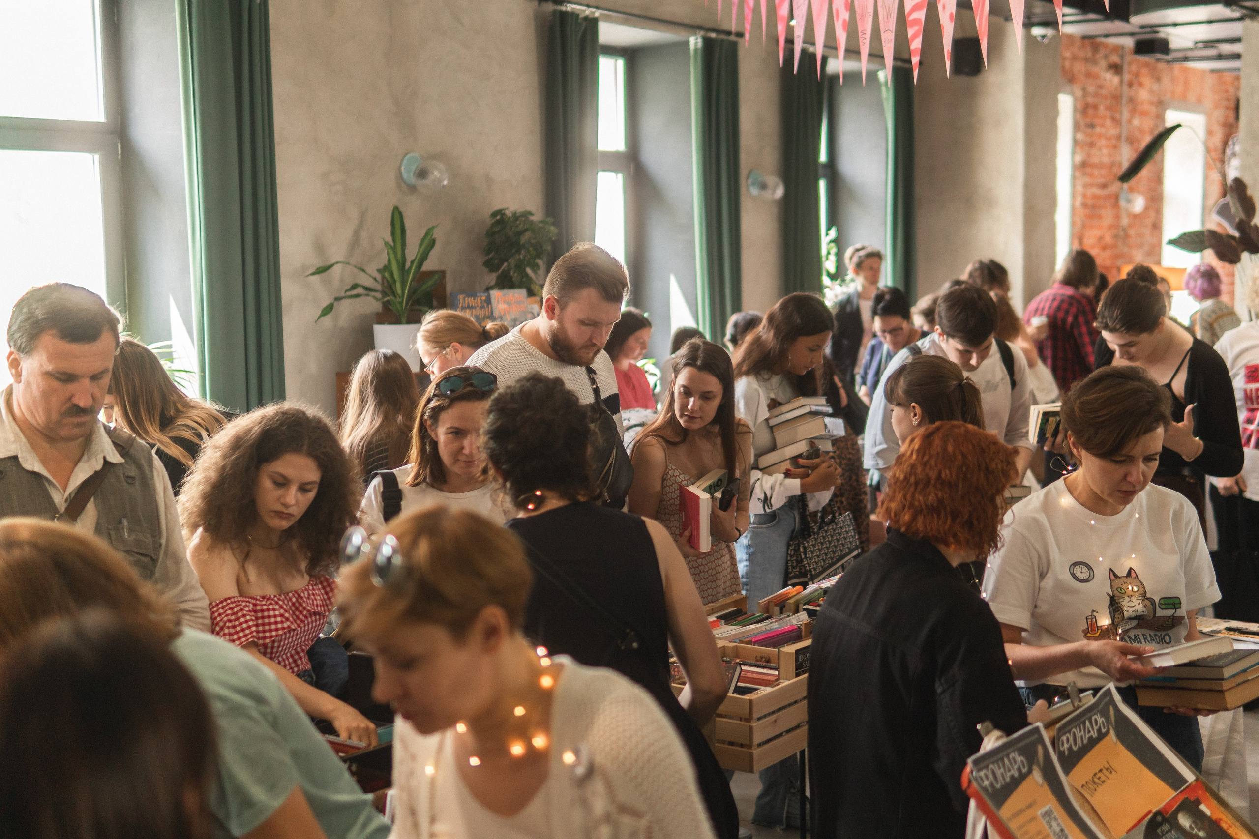 Благотворительный книжный маркет «ФОНАРЬ». Портретный и репортажный фотограф в Воронеже: Анастасия Пузикова