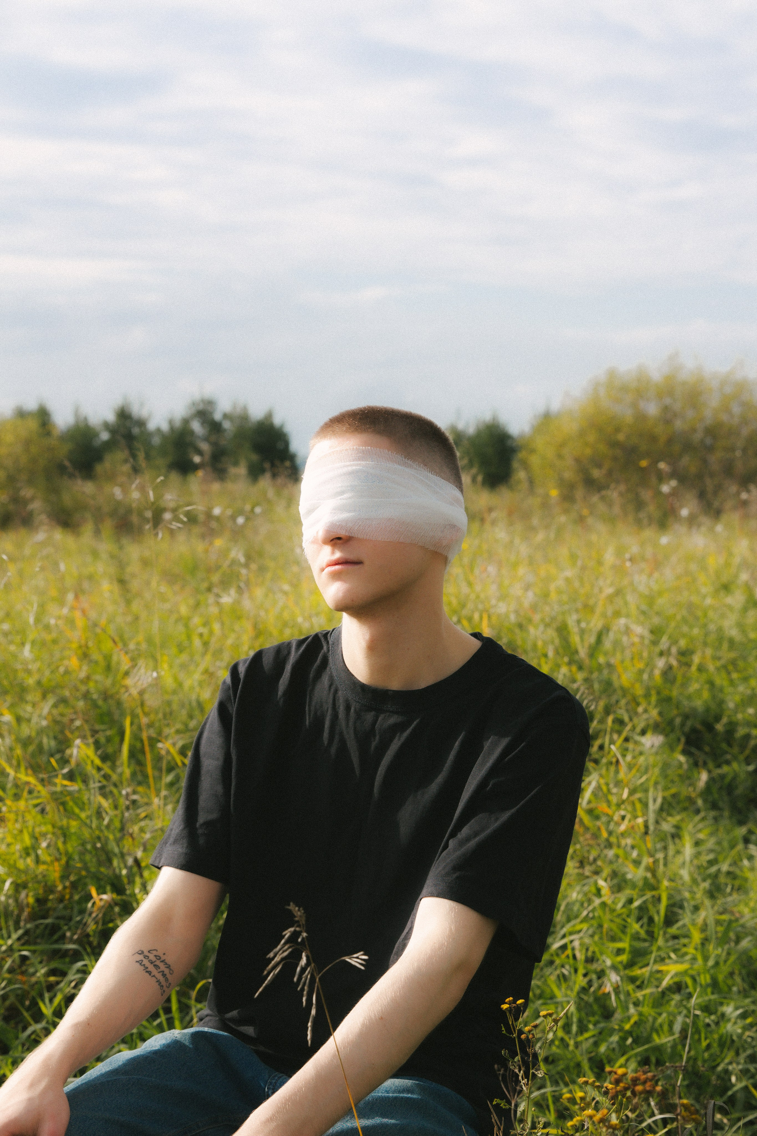 Никита в поле. Фотограф Настя Булочка Екатеринубрг