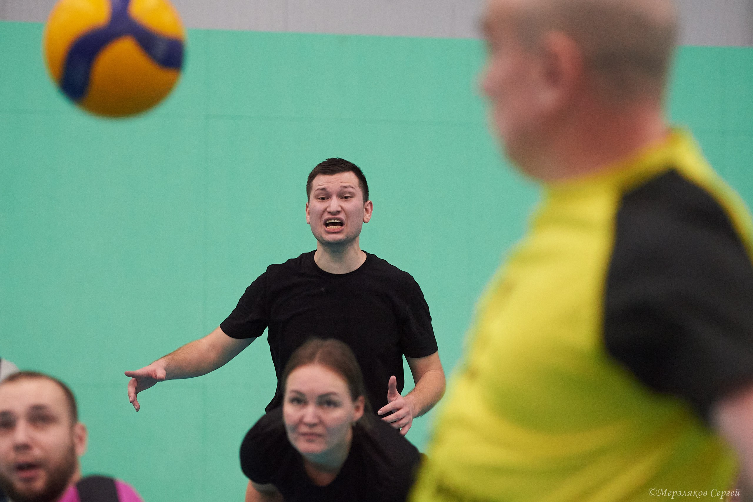Новогодний волейбольный турнир. Ижевск. 16.12.23. Спортивный репортажный фотограф в Ижевске Сергей Мерзляков