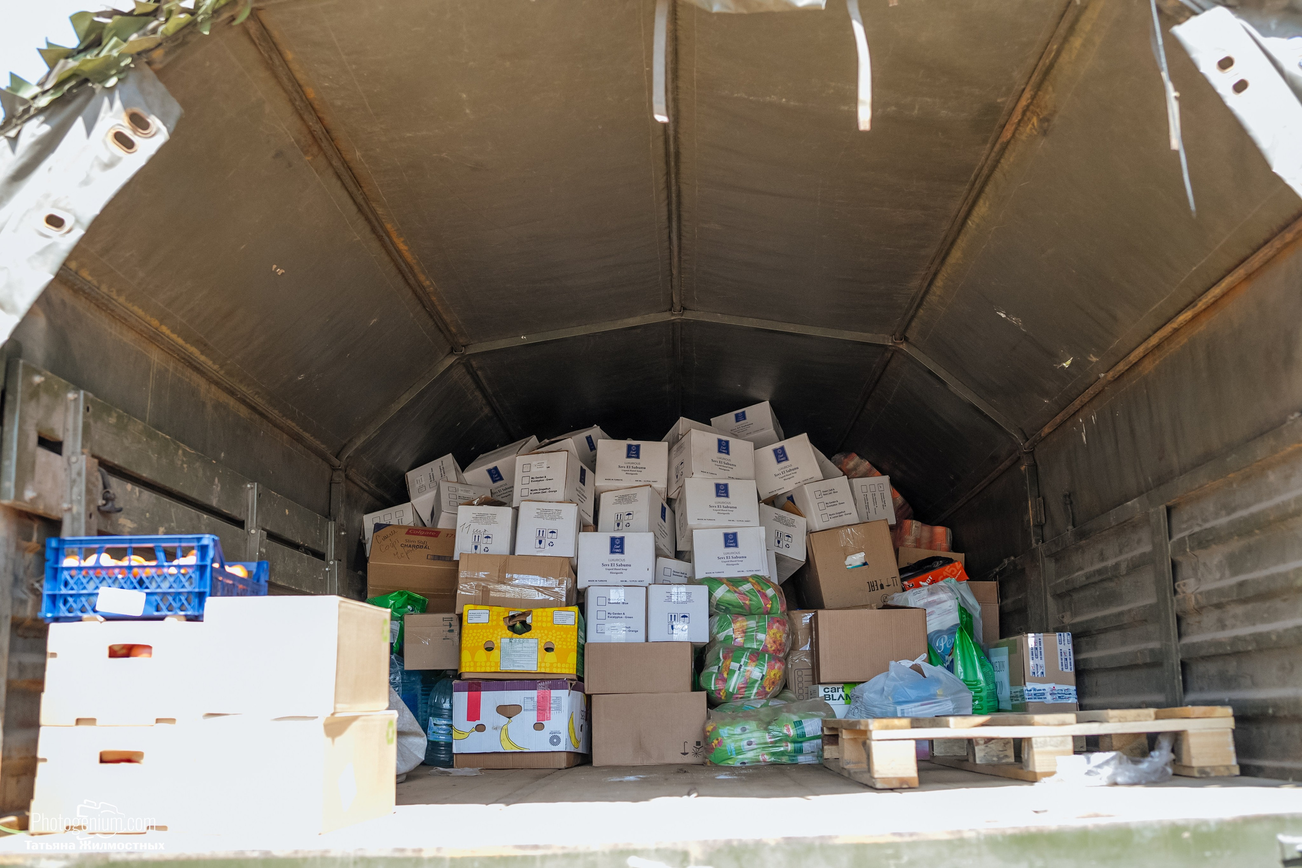 8 июня «Патриоты из Курска» сбор гуманитарной помощи у кинотеатра «Родина». Фотограф Нижний Новгород Татьяна Кейод