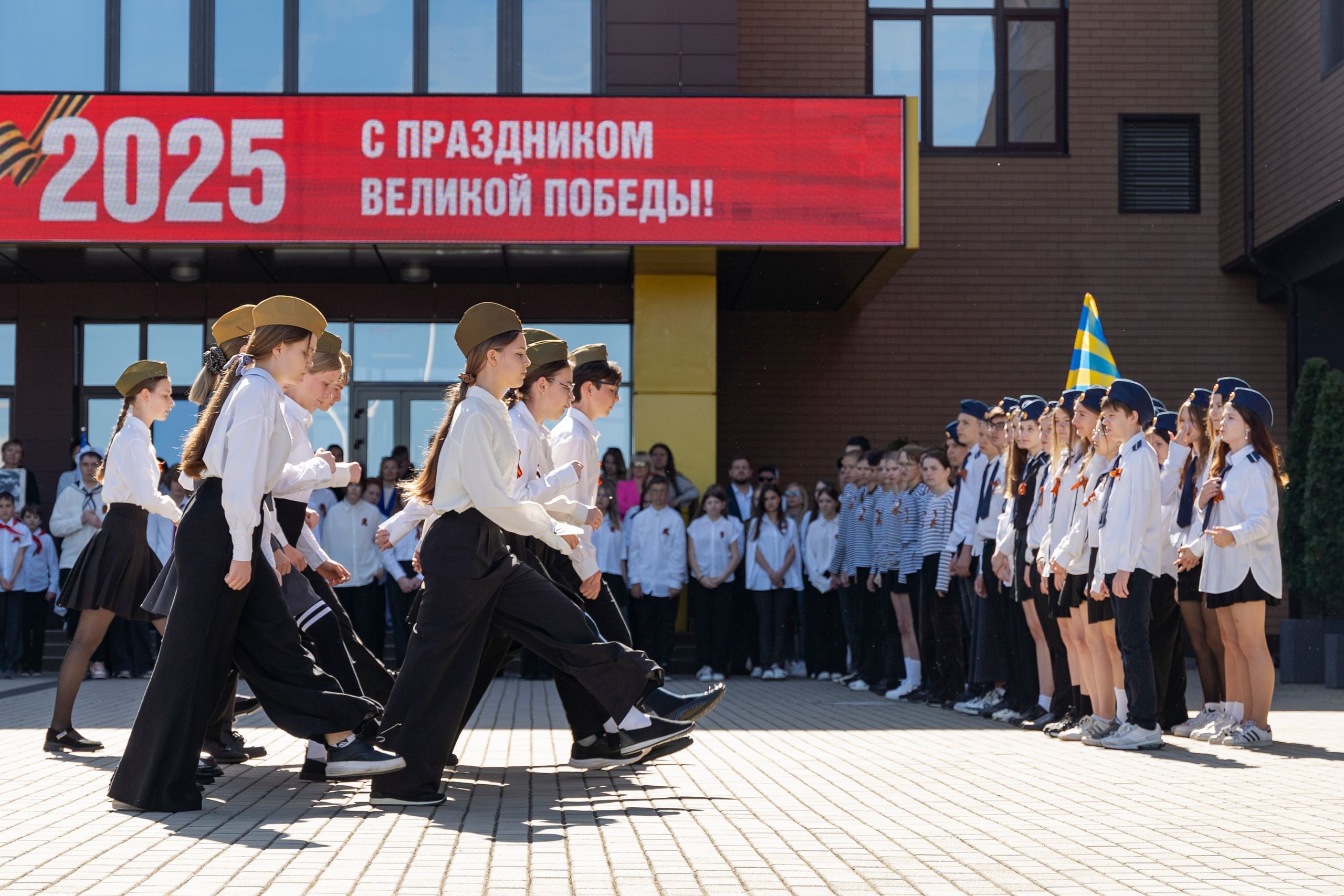 Фотограф в Сириусе  9 мая парад  школьников Николай
