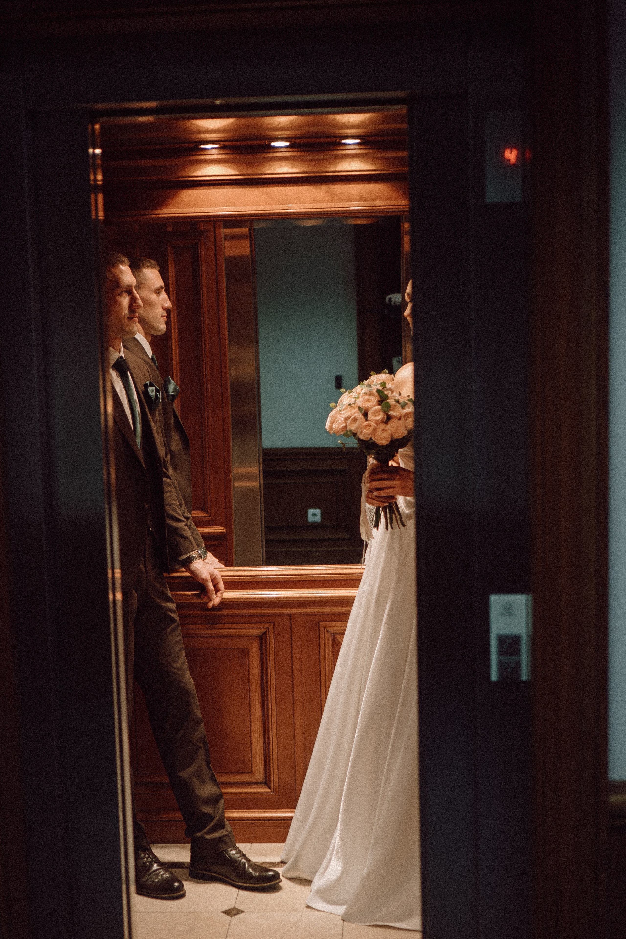 СВАДЕБНАЯ ПРОГУЛКА В САНТК-ПЕТЕРБУРГЕ (ИСАКИЕВСКИЙ СОБОР, ЗИМНЯЯ КАНАВКА, ЭРМИТАЖ И БОЛЬШАЯ МОРСКАЯ УЛИЦА). Профессиональный фотограф, Санкт-Петербург — Виктория Богомолова