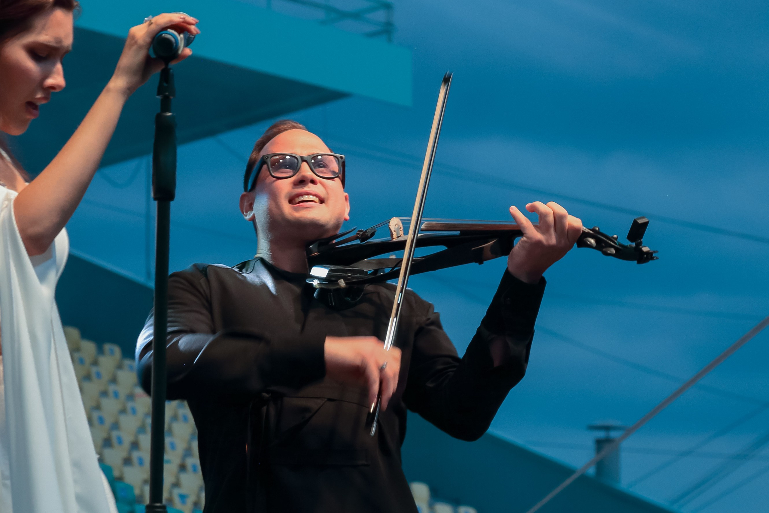 Репортажная съёмка концерта: артист взаимодействует с публикой. Липецк, вечерняя программа.