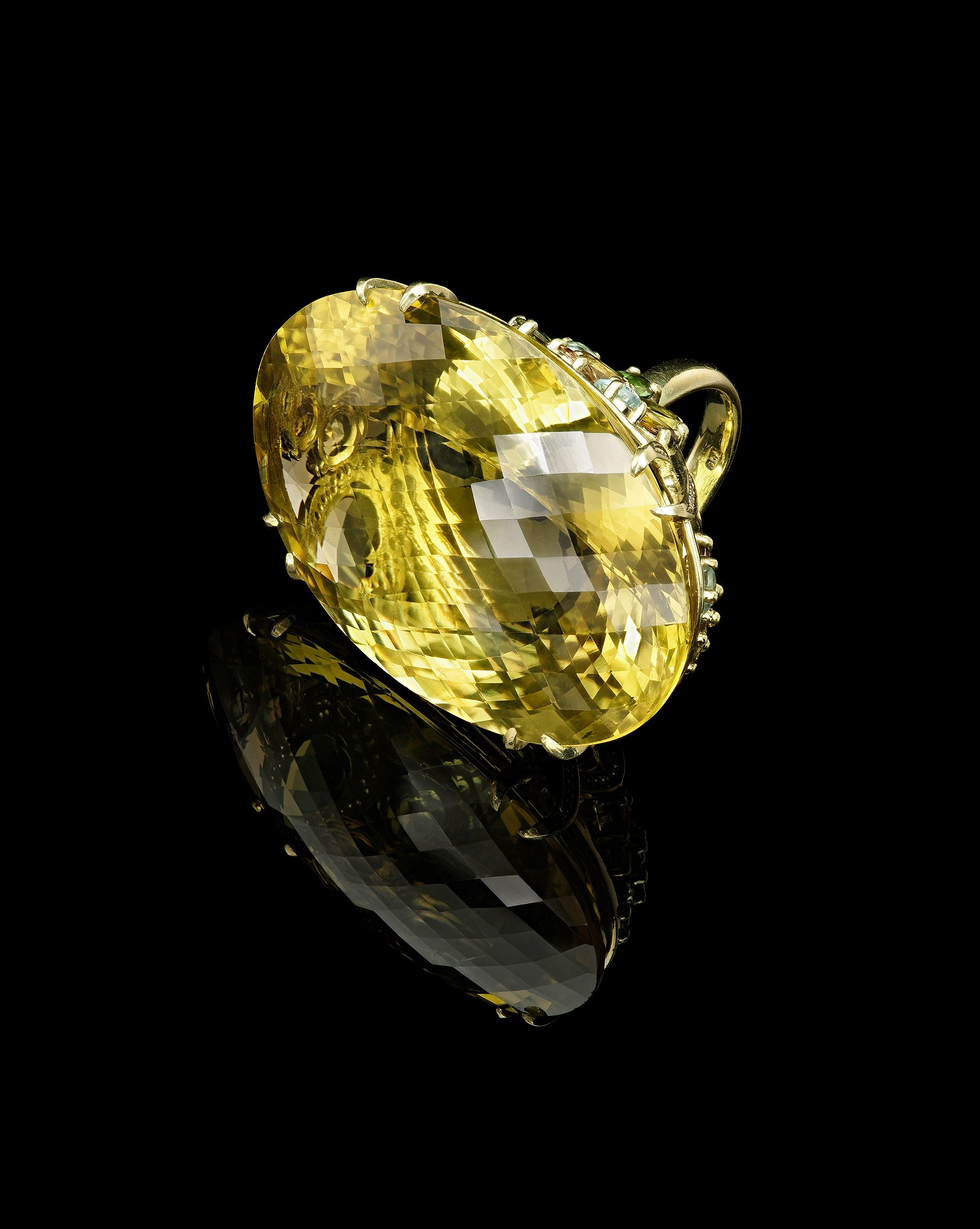 Ювелирные изделия. Предметная фотосъемка антиквариата, ювелирных украшений, камнерезных изделий, картин, предметов искусства и коллекционных предметов