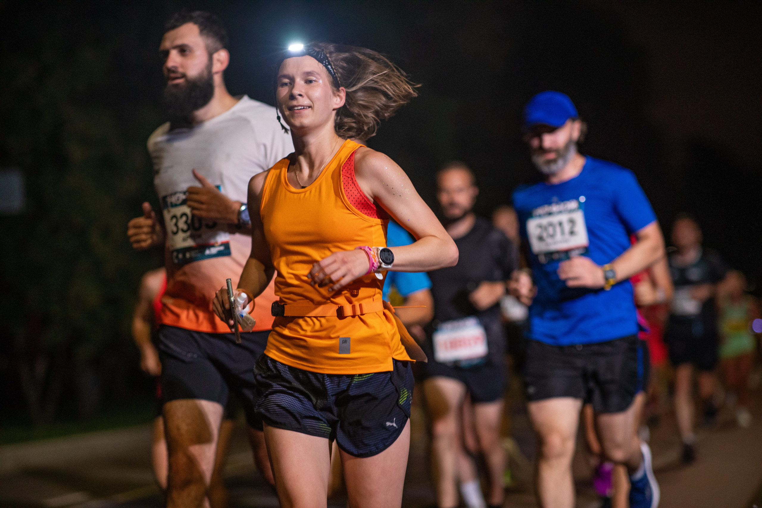 Ночной забег в ленте фотографий бегунов 03.08.24. Фотограф Сергей Ловкий