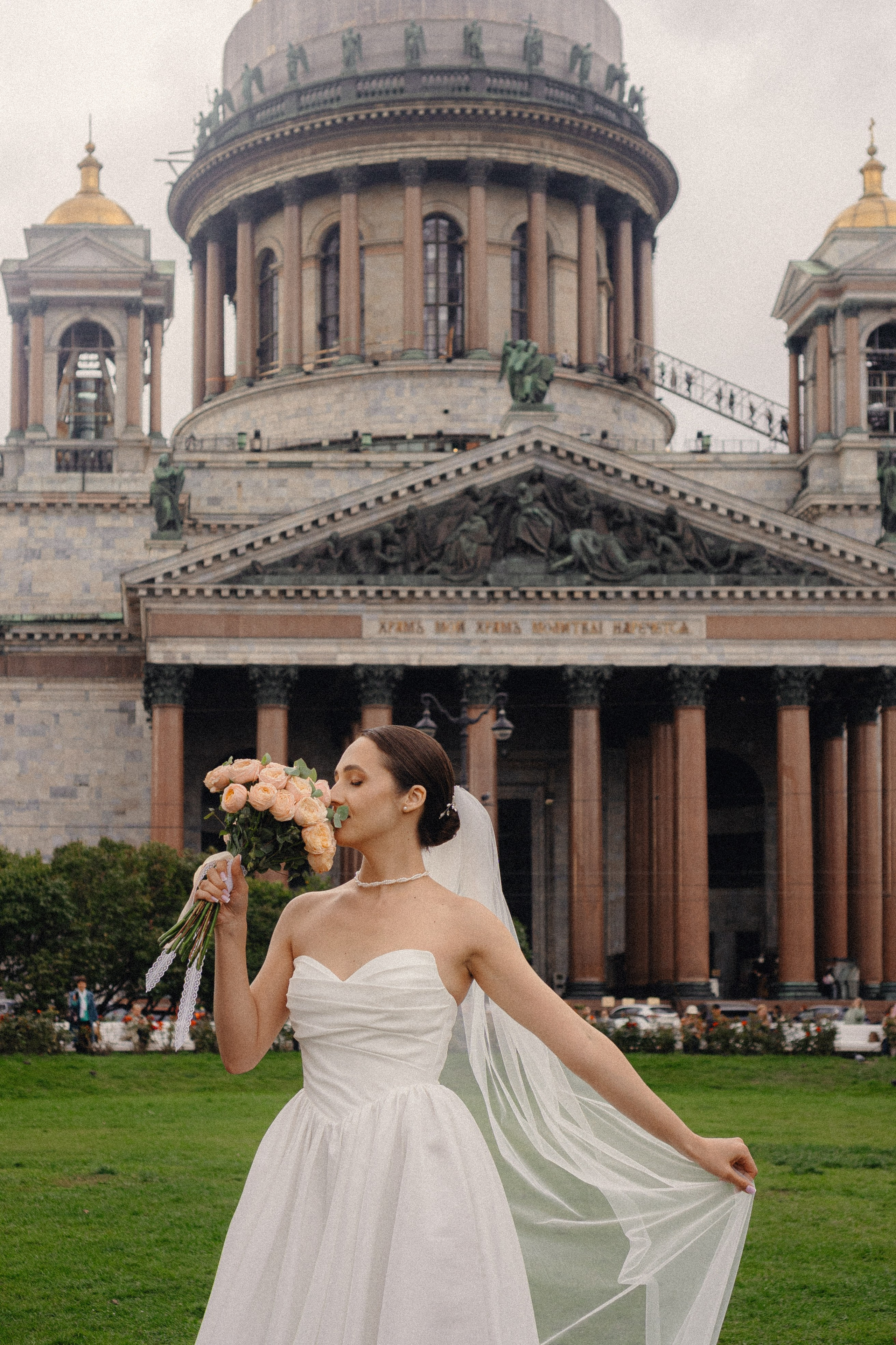СВАДЕБНАЯ ПРОГУЛКА В САНТК-ПЕТЕРБУРГЕ (ИСАКИЕВСКИЙ СОБОР, ЗИМНЯЯ КАНАВКА, ЭРМИТАЖ И БОЛЬШАЯ МОРСКАЯ УЛИЦА). Профессиональный фотограф, Санкт-Петербург — Виктория Богомолова