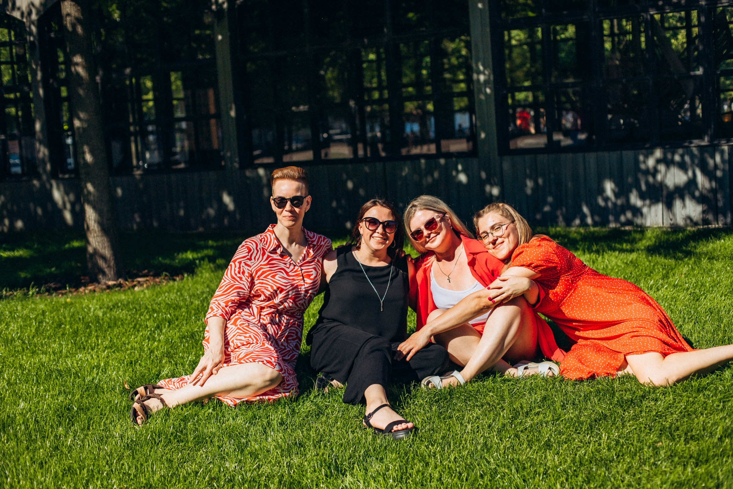 Катерина с подругами в июне. Фотопрогулка в Петербурге. Индивидуальный и семейный фотограф в Санкт-Петербурге