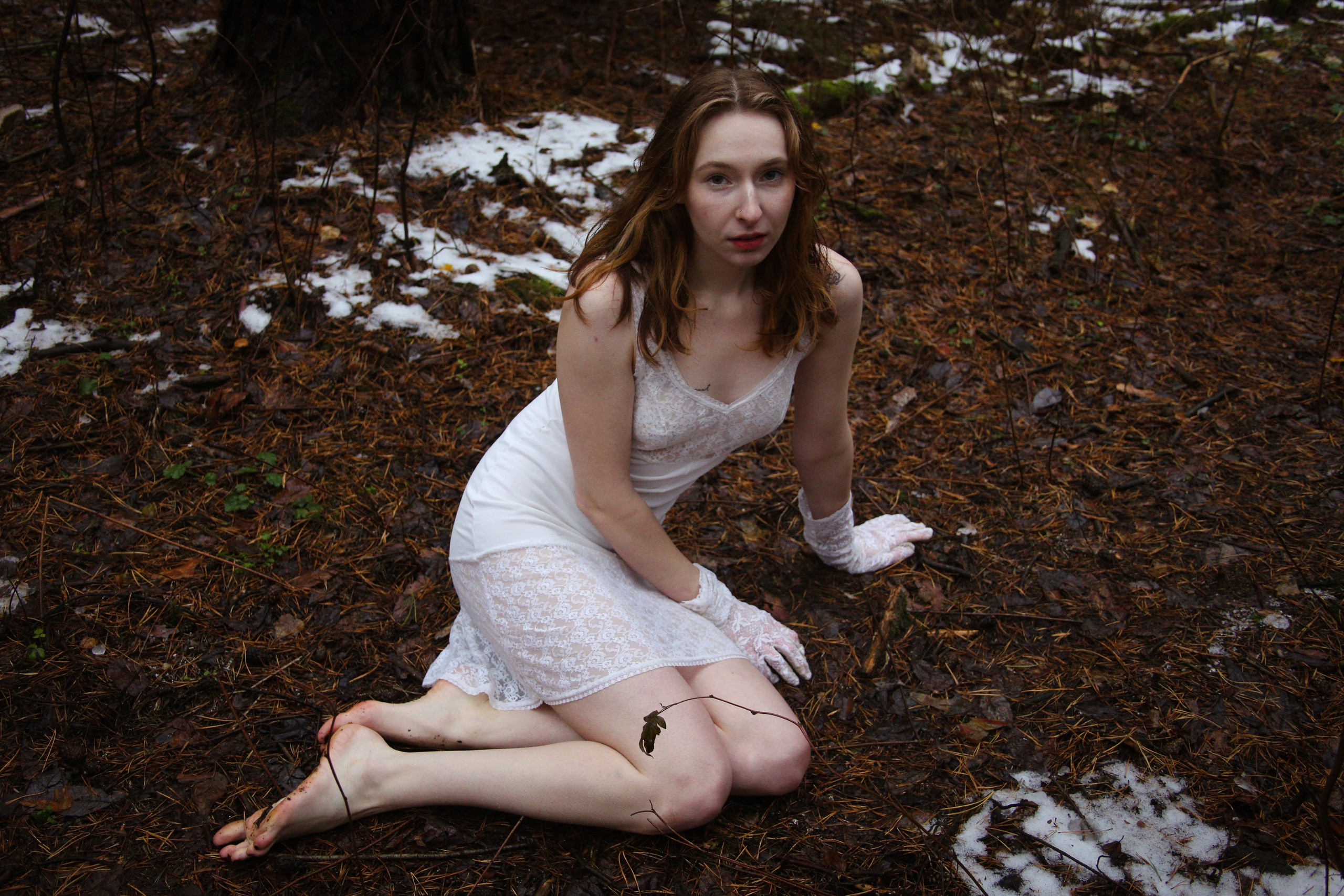 Полина на снегу босиком. Фотограф Пермь. Фотосессия в фотостудии Перми и на свежем воздухе