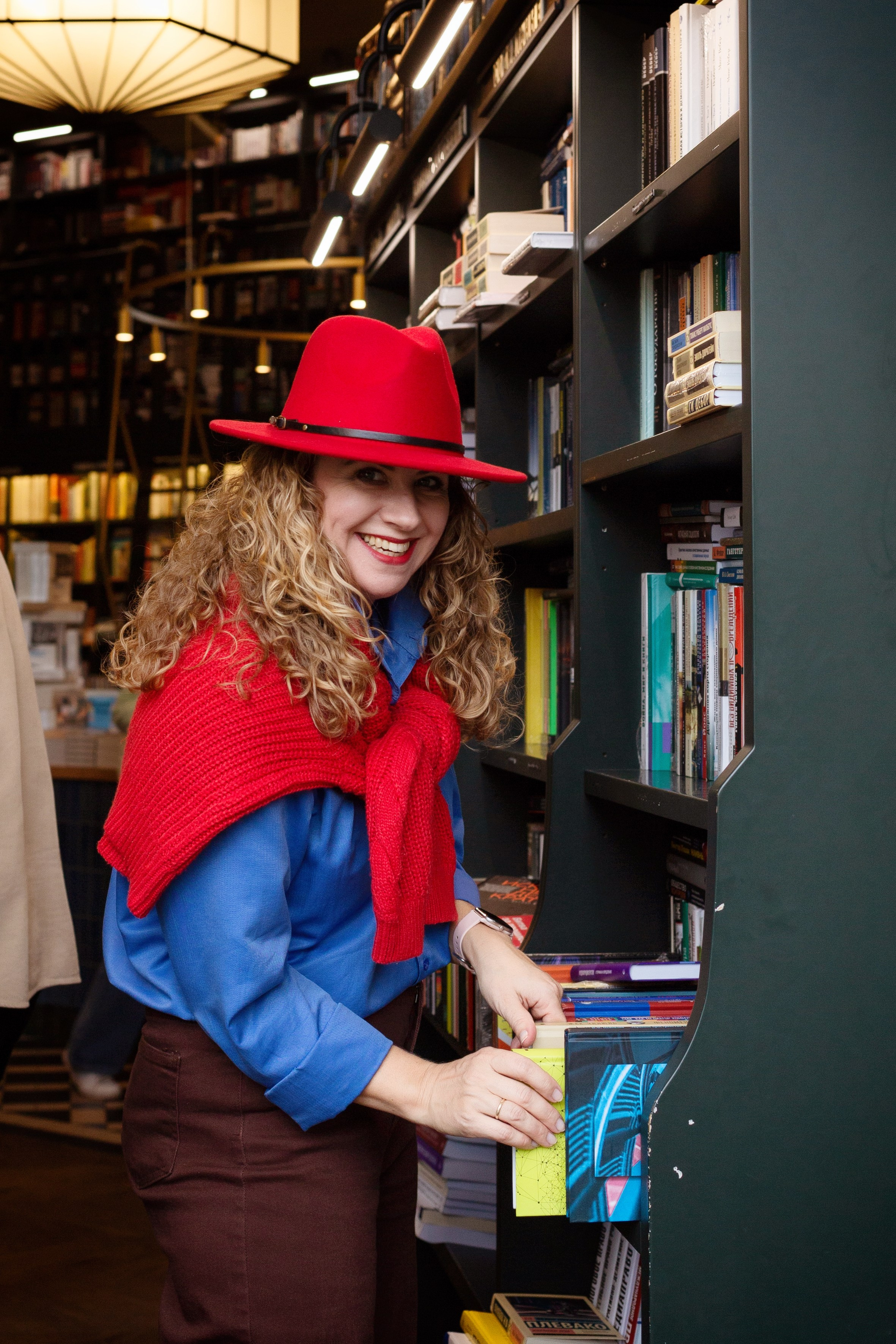 Фотосессия в СПб и книжном магазине Подписные издания. Портретные фотосессии, контент-съемки, репортаж