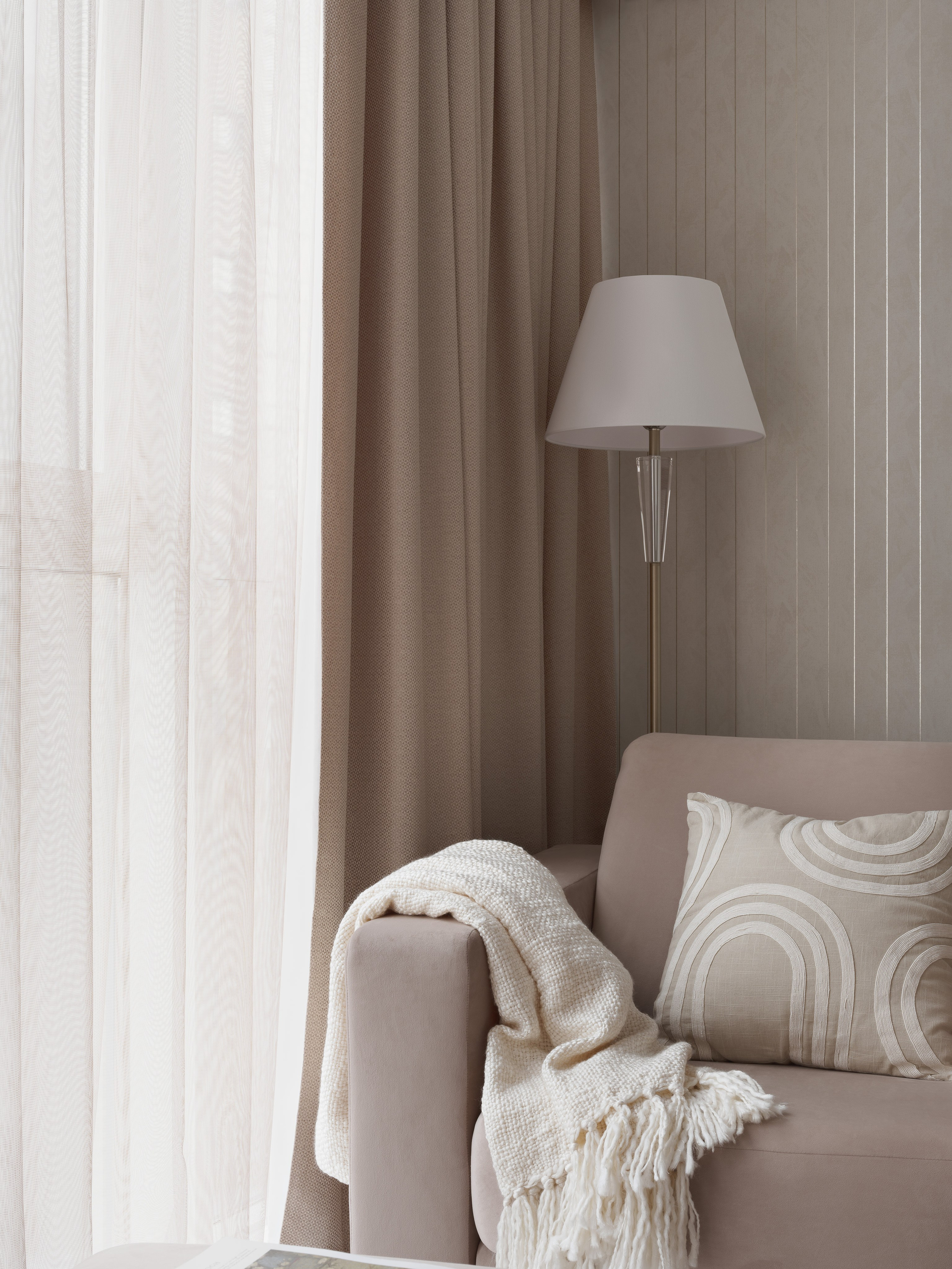 Современный дизайн интерьера спальни в светлых тонах, фото уютного дивана с декоративной подушкой и пледом, стиль минимализм с элементами уюта. Дизайнер: Ольга Рубченко, стилист: Екатерина Ракитина, фотограф: Сергей Денисенко.