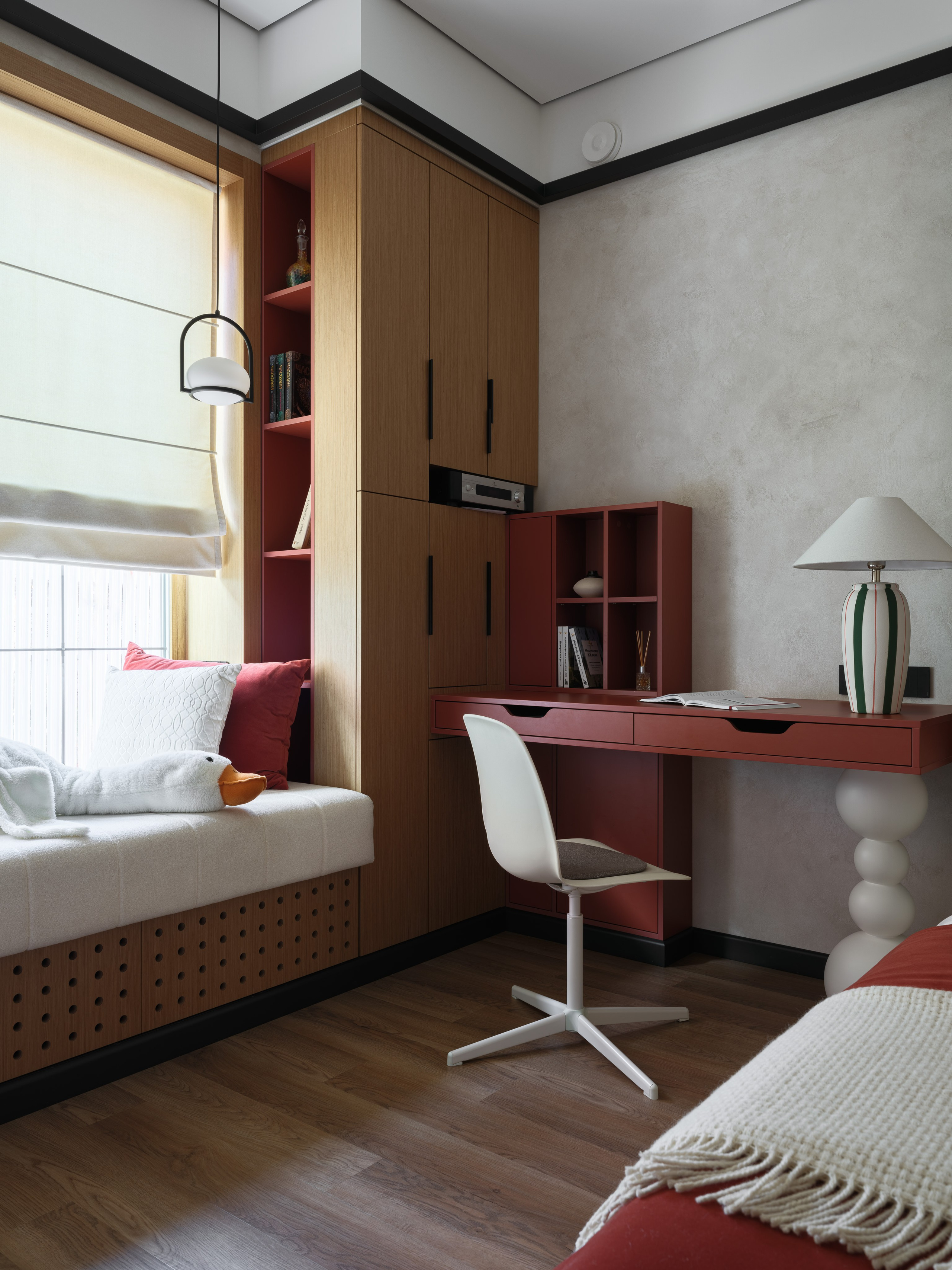 Детская комната с большим окном и мягким диваном, встроенными шкафами из дерева и рабочим столом. Интерьер выполнен Наталией Шелепниковой, сфотографирован Сергеем Денисенко, стилизация Алёны Бершацкой.