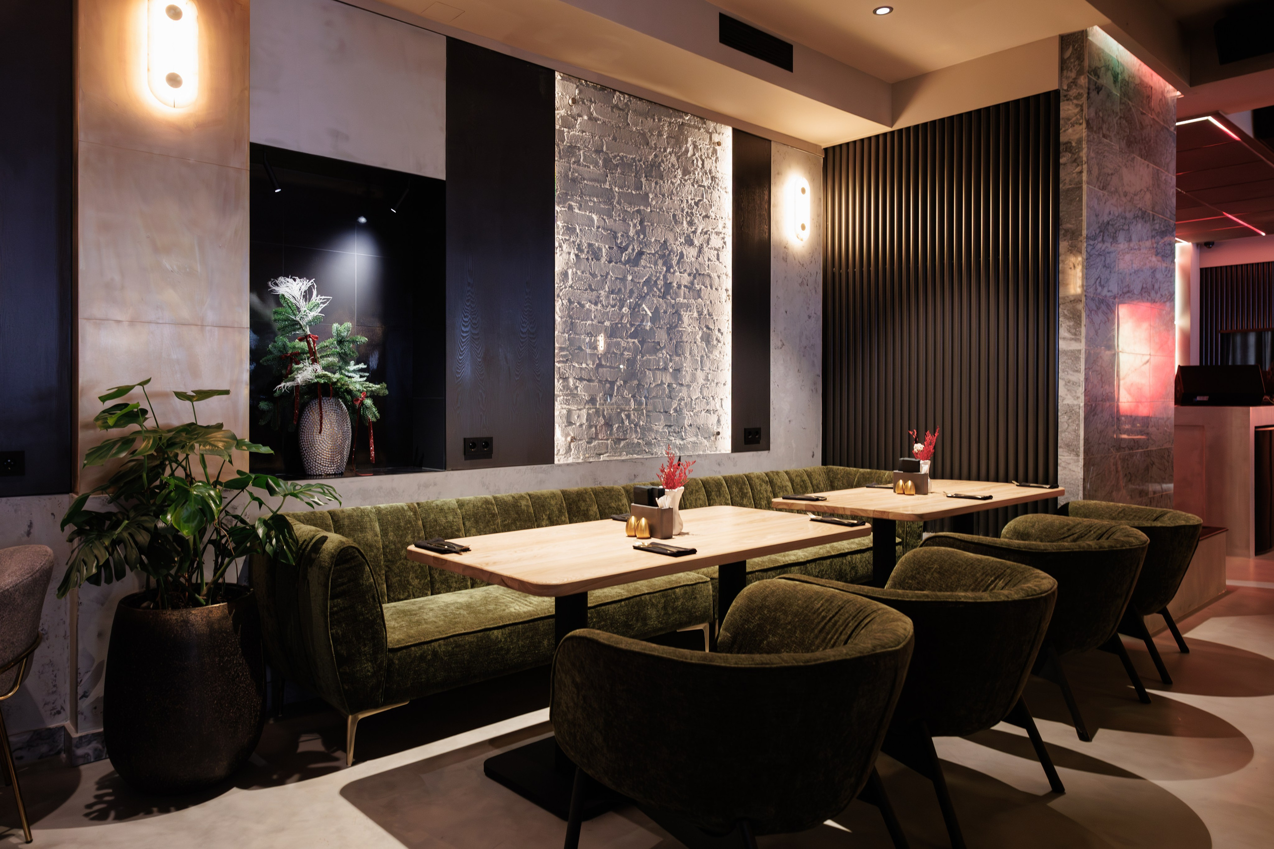 Фотограф для интерьерной съемки ресторана. Контент для бизнеса в Екатеринбурге Полдень Медиа