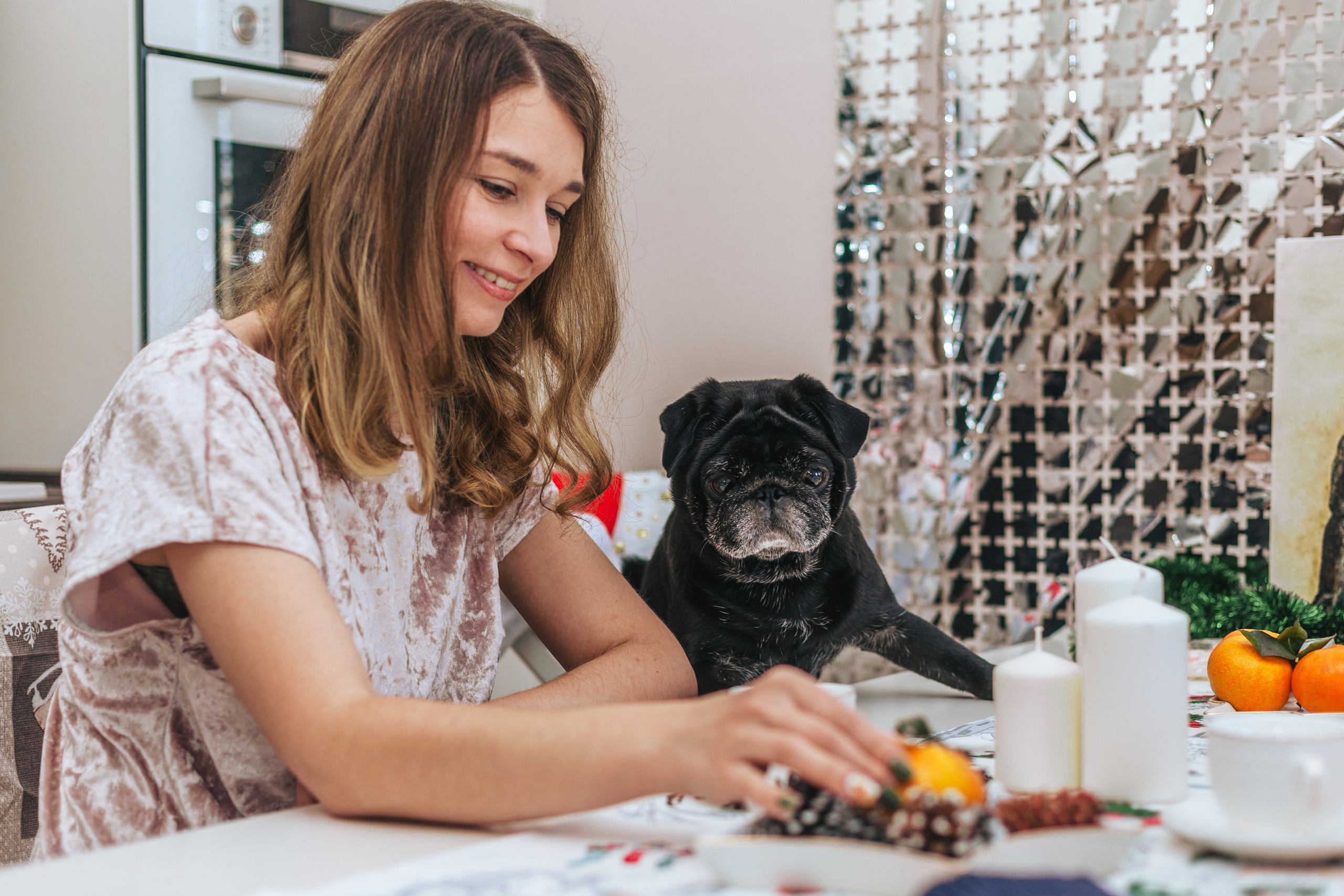 Домашняя фотосессия Оли и двух ее мопсов. Фотограф-анималист Татьяна Степанова