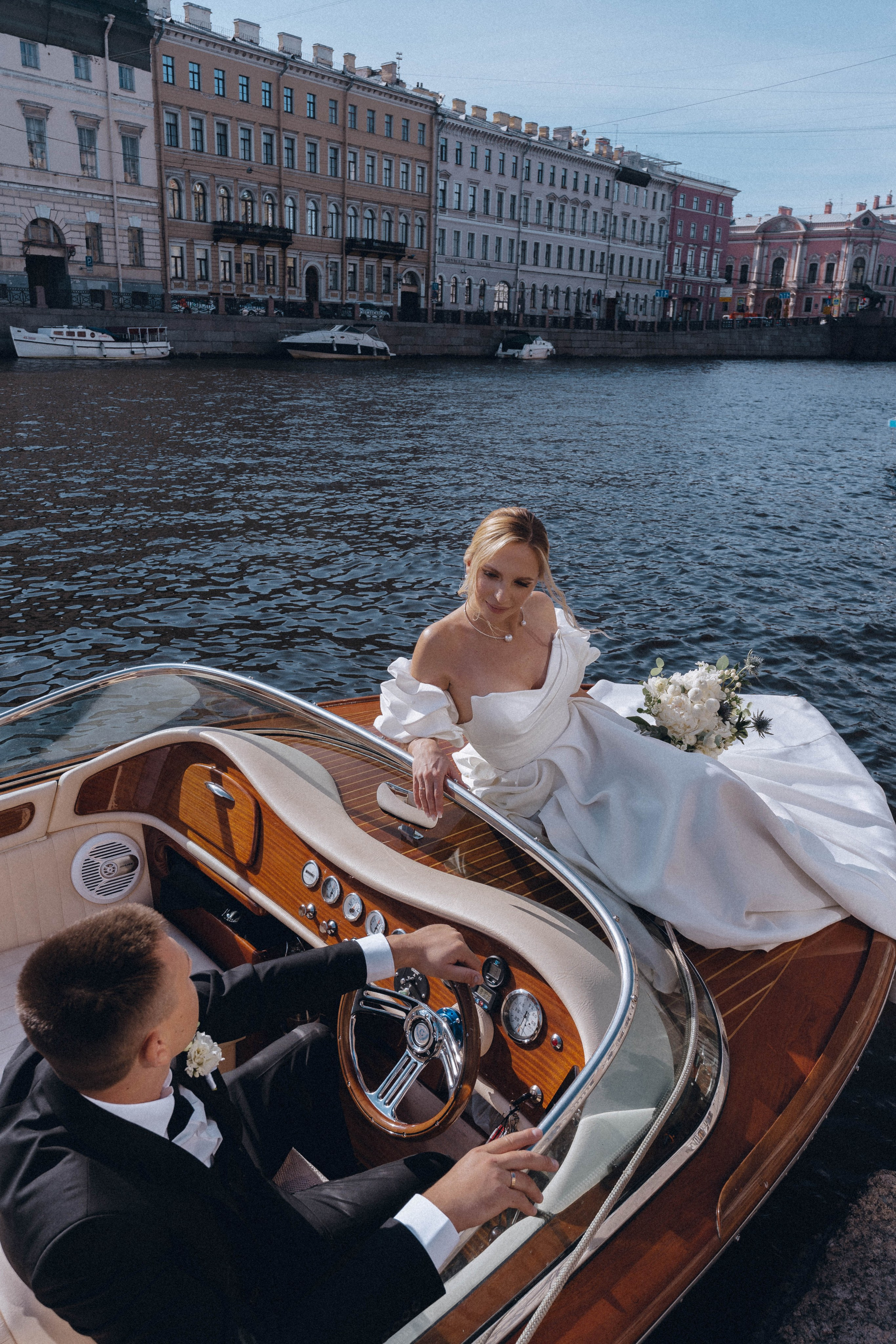 СВАДЕНБНАЯ СЬЕМКА НА КАТЕРЕ ПО КАНАЛАМ САНКТ-ПЕТЕРБУРГА И В АКВАТОРИИ НЕВЫ. Профессиональный фотограф, Санкт-Петербург — Виктория Богомолова