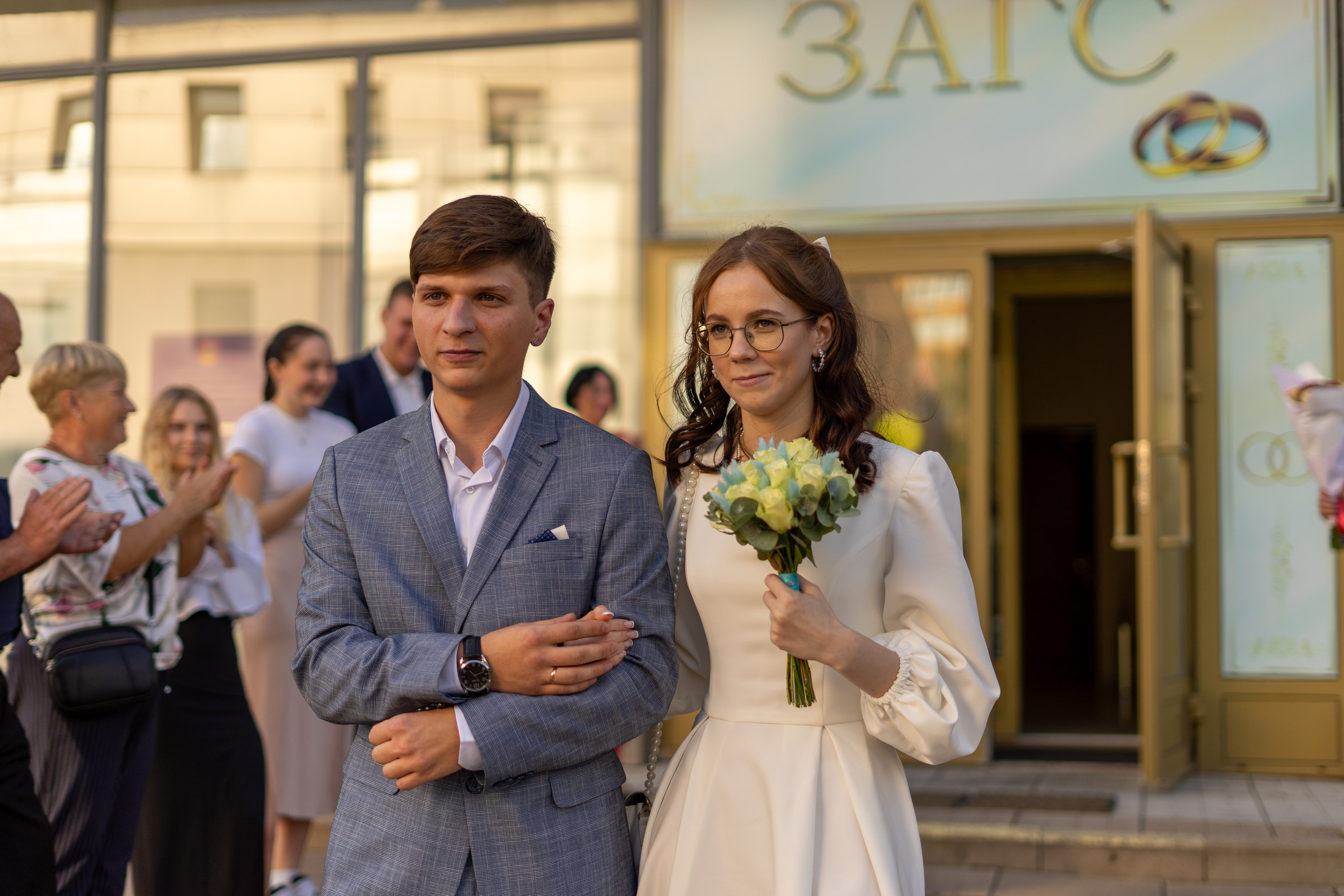 Счастливые молодожены после росписи у загса