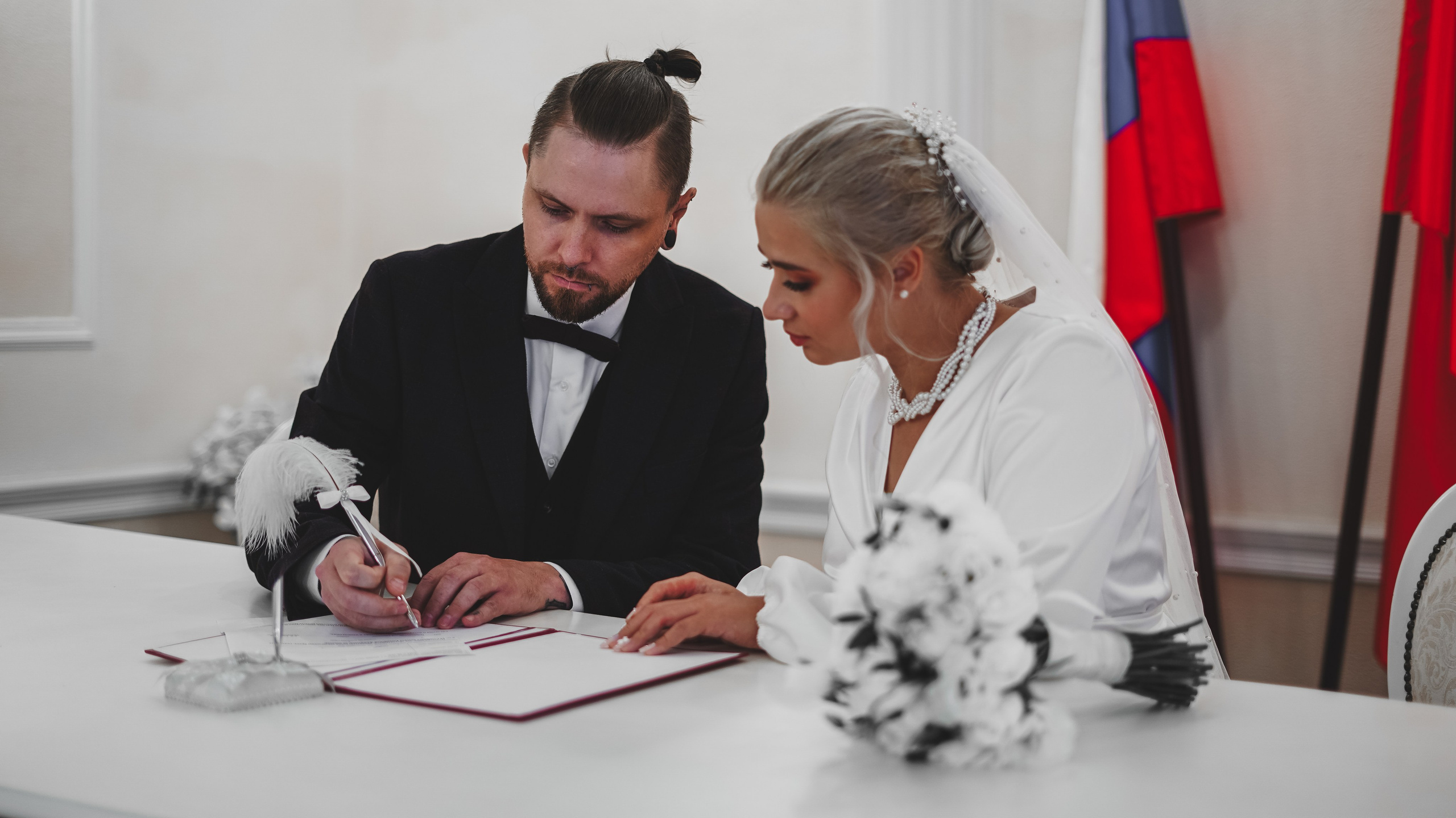 Роспись в загсе молодоженов