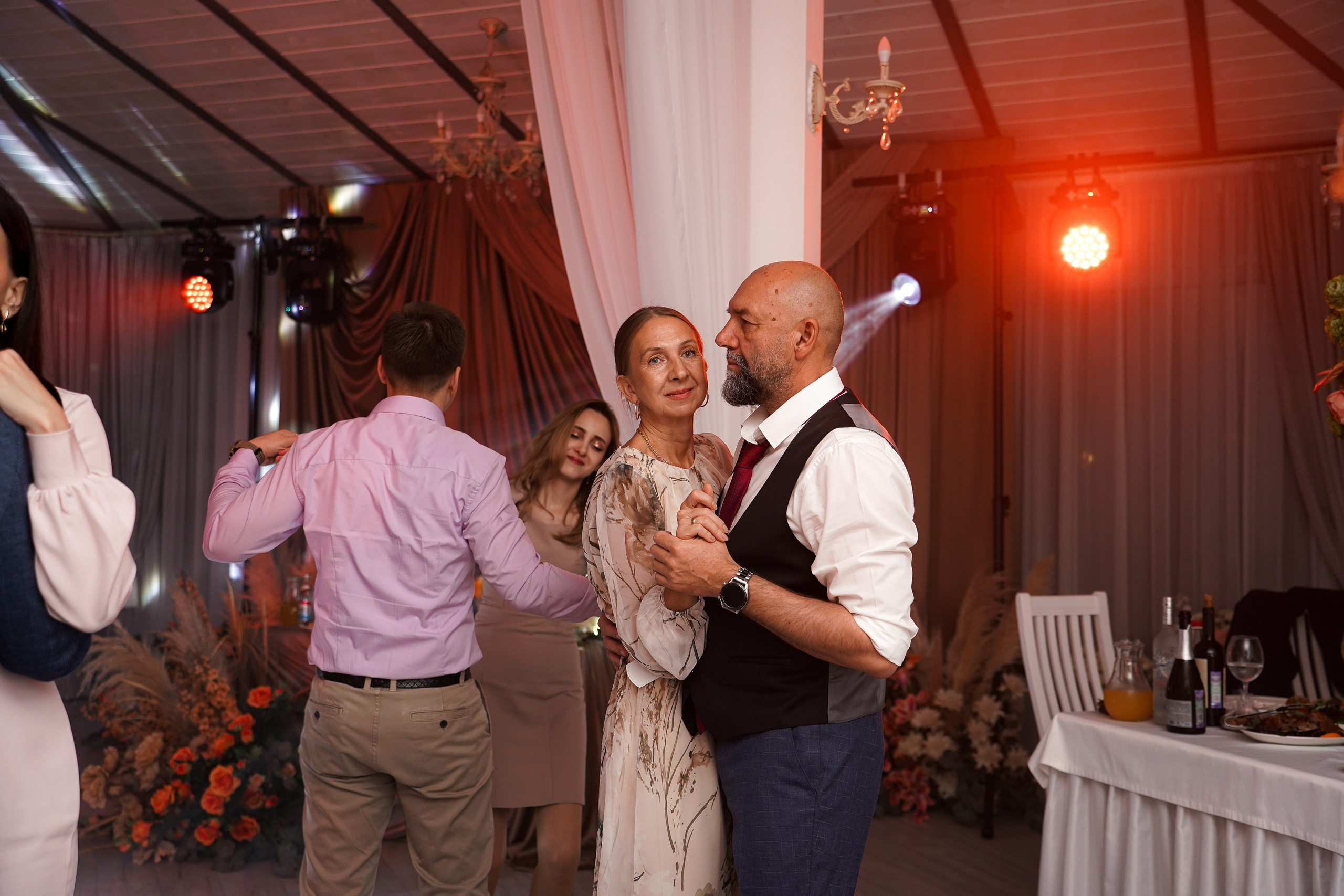 Свадебный банкет в беседке. Свадебный фотограф в Ростове-на-Дону. Таинство Крещения и Венчания, семейные фотосессии. Алёна Чёботова