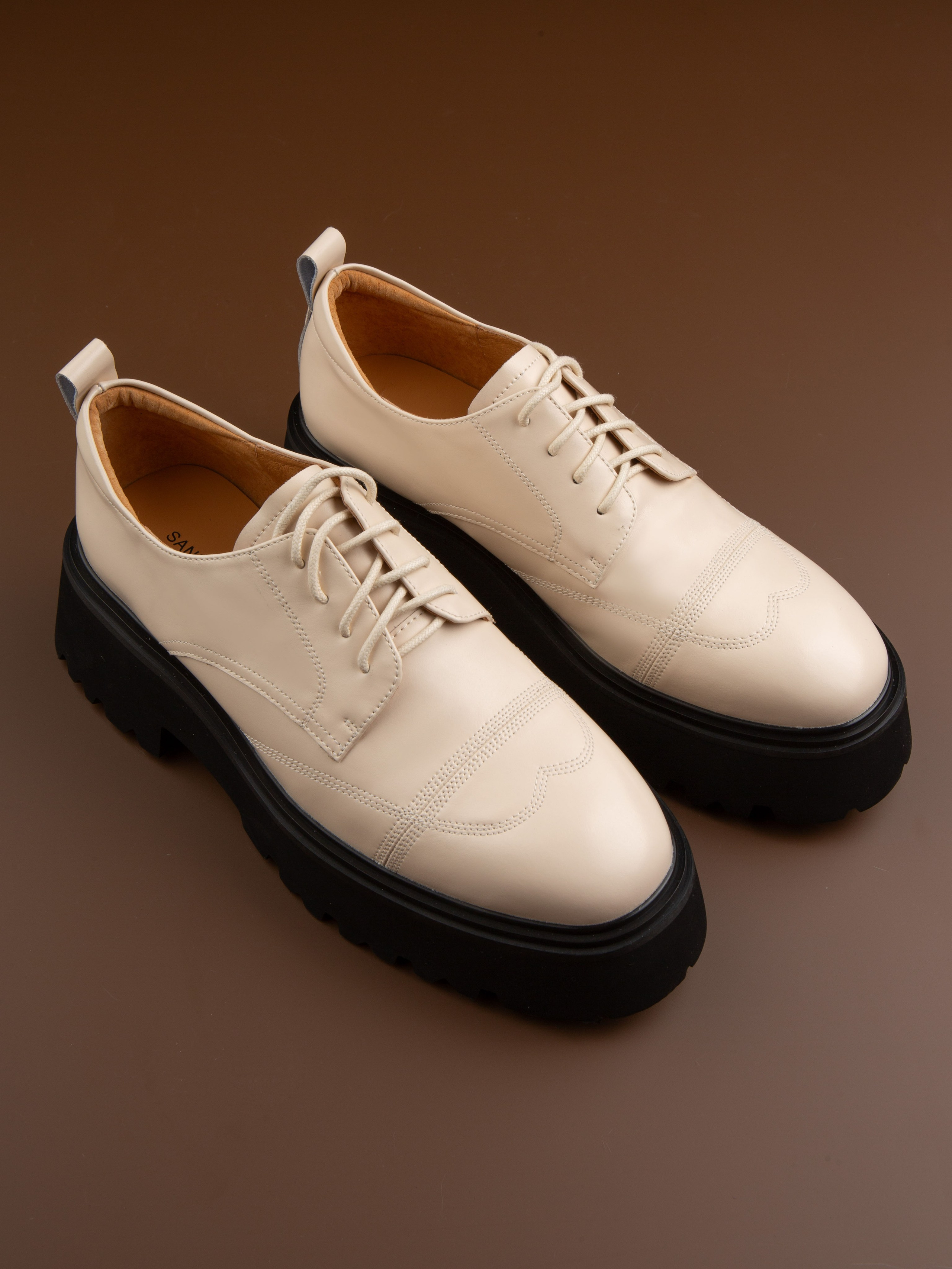 Обувь на цветных фонах. Фотограф Мария Кольцова