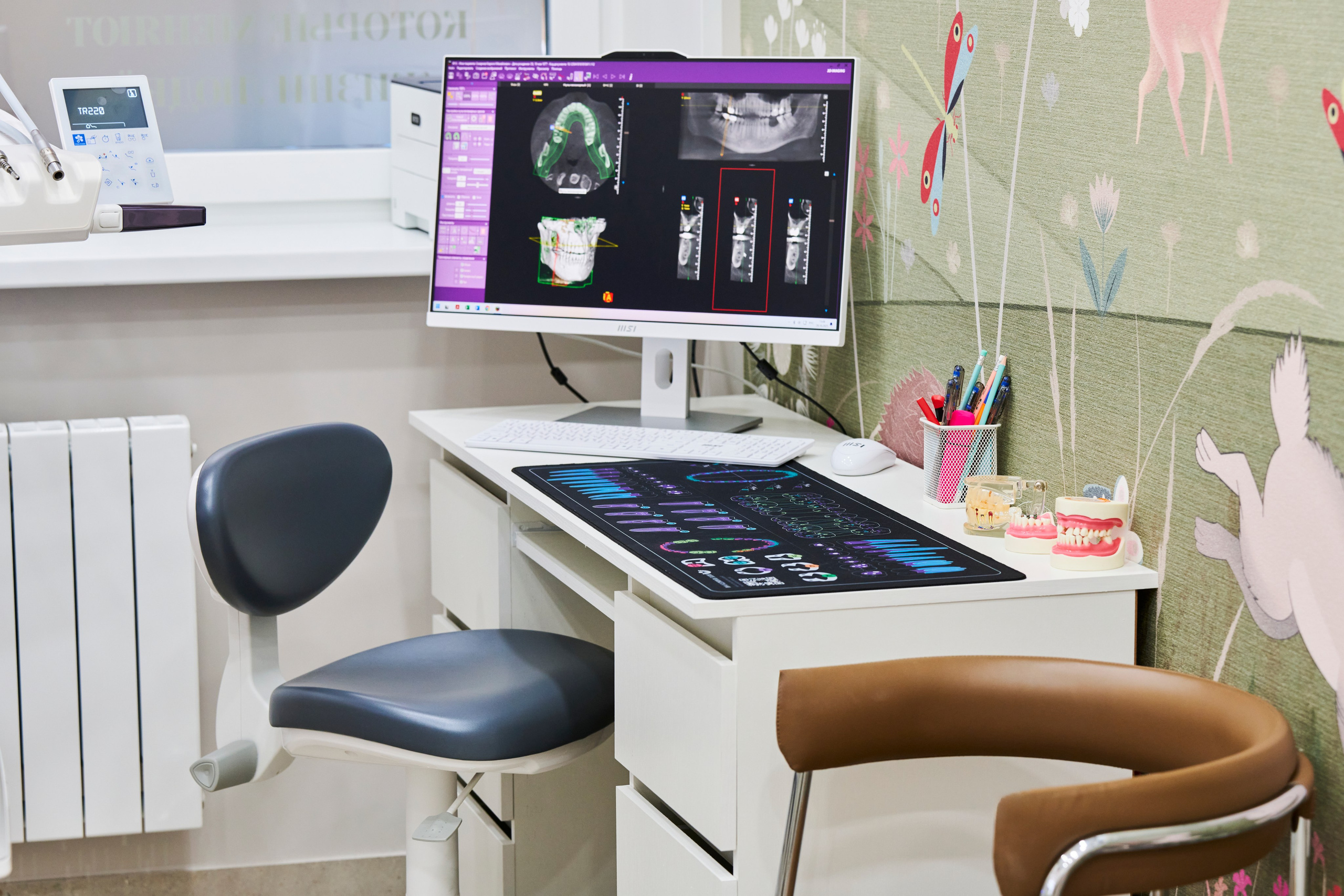 Компьютерное рабочее место в кабинете: монитор и кресло