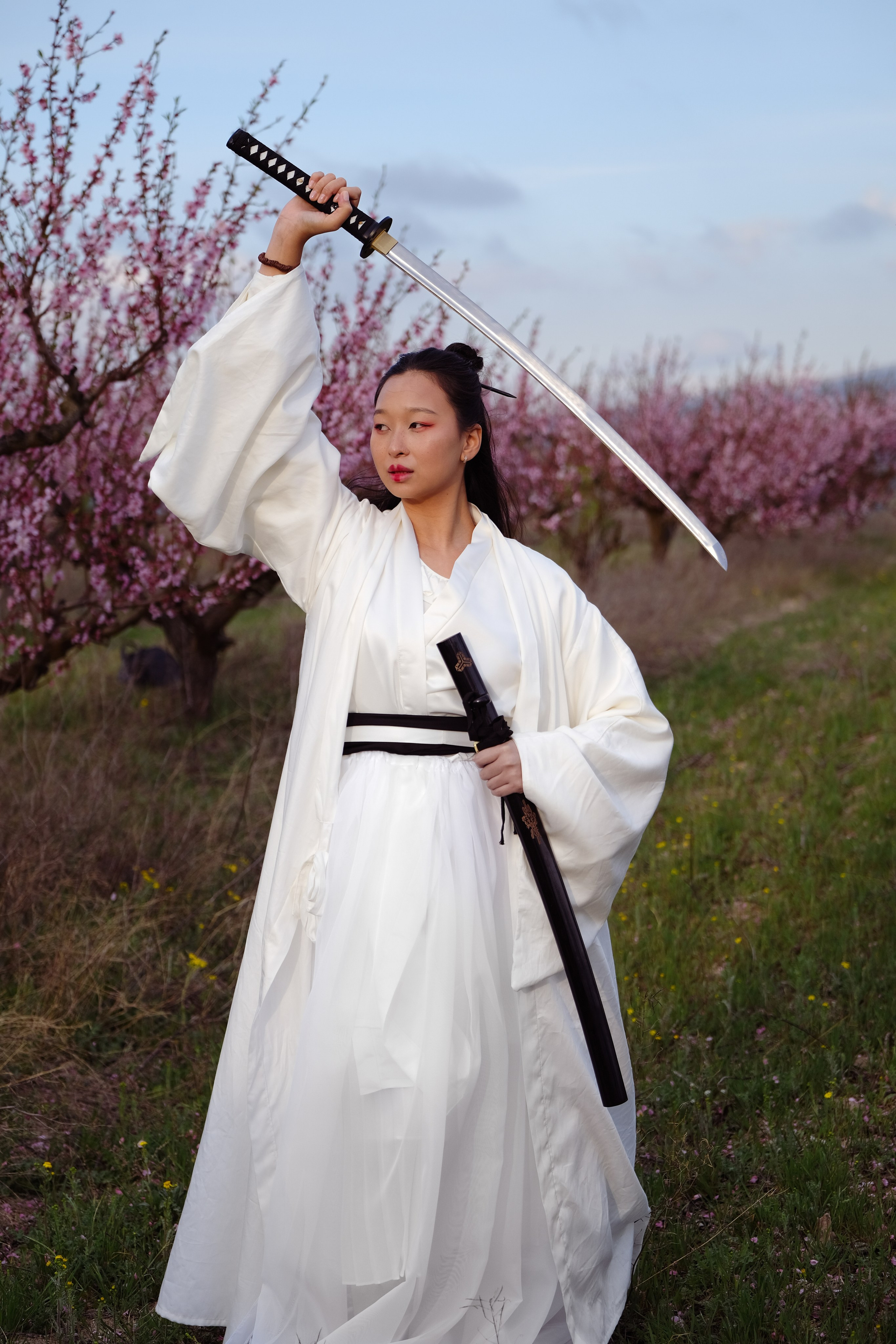 Фото в цветущих персиковых садах. Профессиональная фотосъемка в Крыму. Натуральные эмоции и живые кадры. Забронируйте дату прямо сейчас!