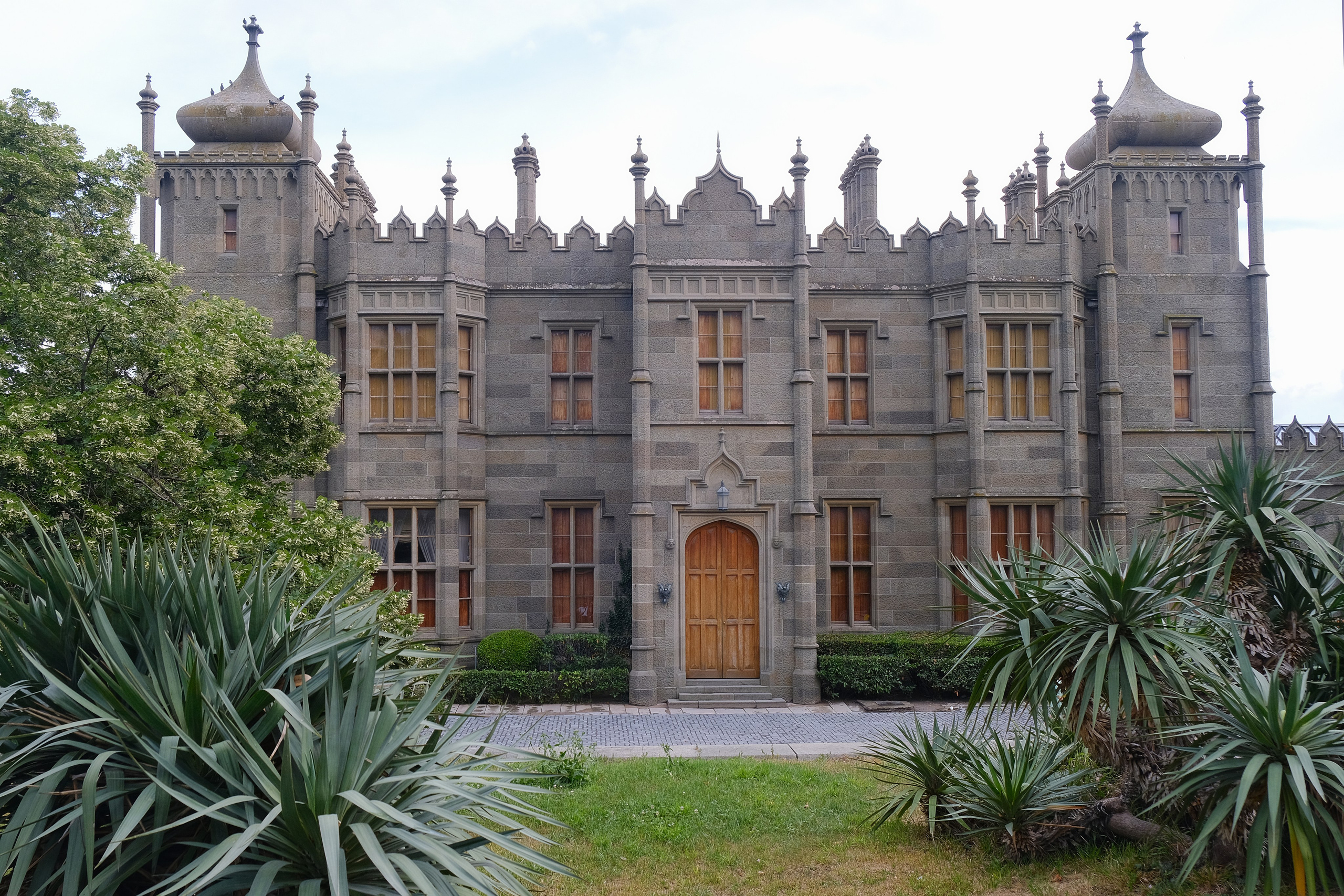 Свадебная фотосессия для прокатной пары. Воронцовский дворец. Профессиональная фотосъемка в Крыму. Натуральные эмоции и живые кадры. Забронируйте дату прямо сейчас!