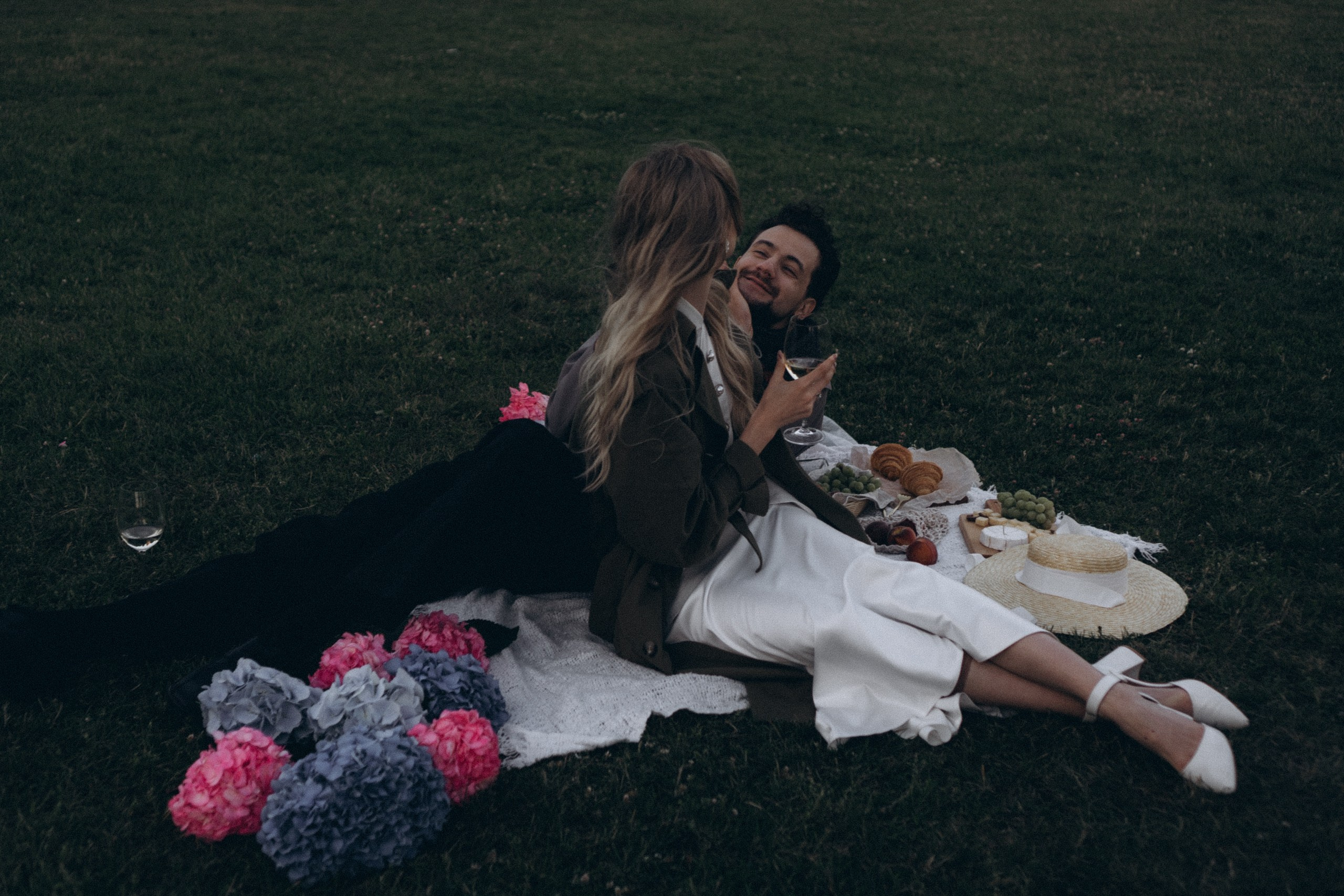 СВАДЕБНАЯ СЬЕМКА ПАРЫ НА РАССВЕТЕ В БЕЛЫЕ НОЧИ И ПРОГУЛКА С РАЗВОДНЫМИ МОСТАМИ И ПИКНИК ВОЗЛЕ ИСАКИЕВСКОГО СОБОРА. Профессиональный фотограф, Санкт-Петербург — Виктория Богомолова