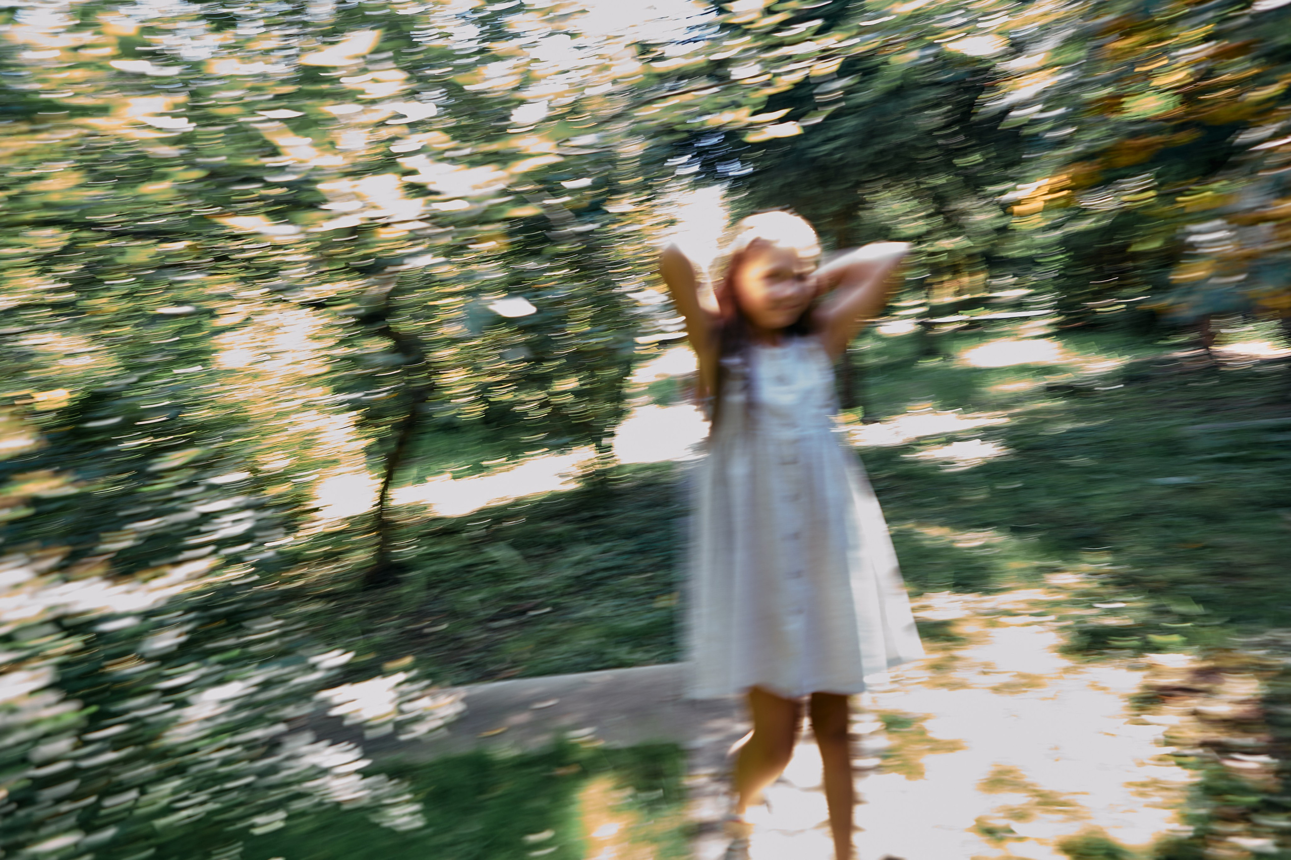 девочка бегает в саду