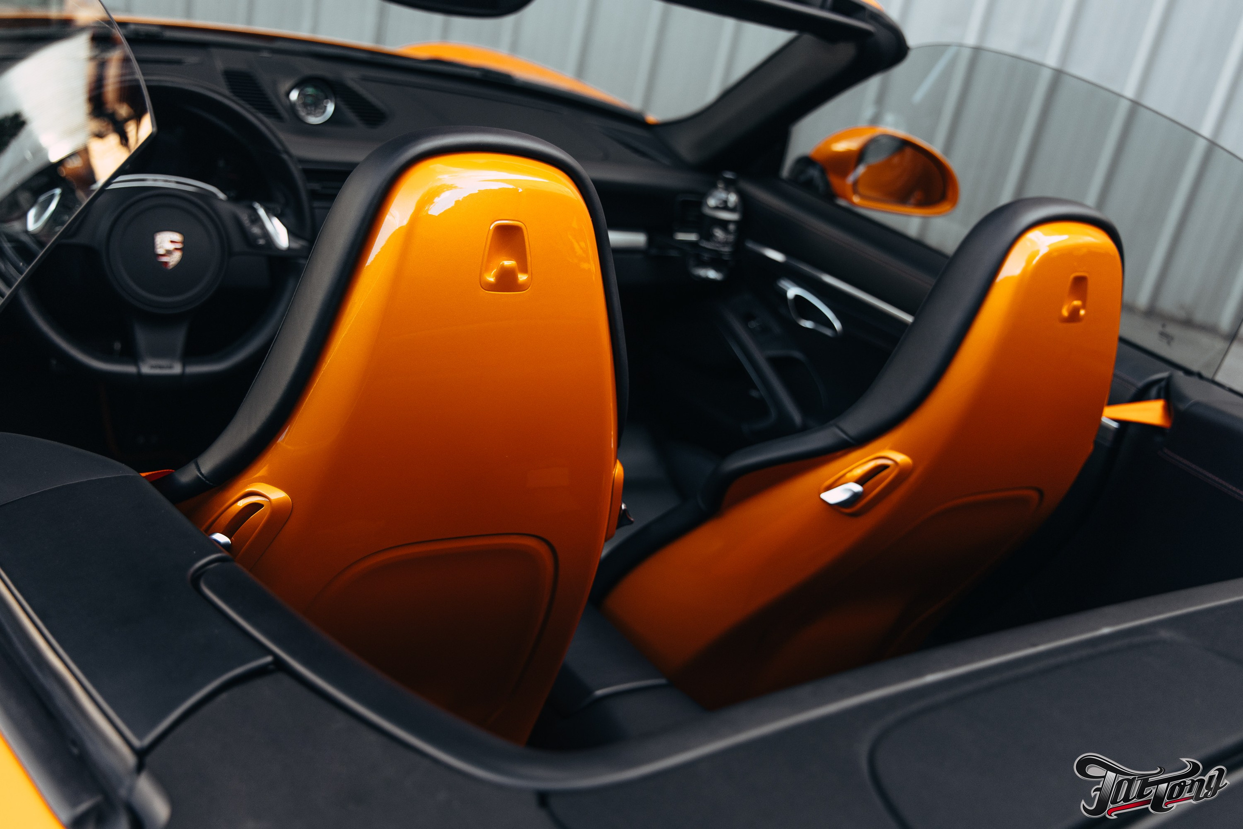 Porsche 911 оранжевый замена ремней безопасности. DeLorein