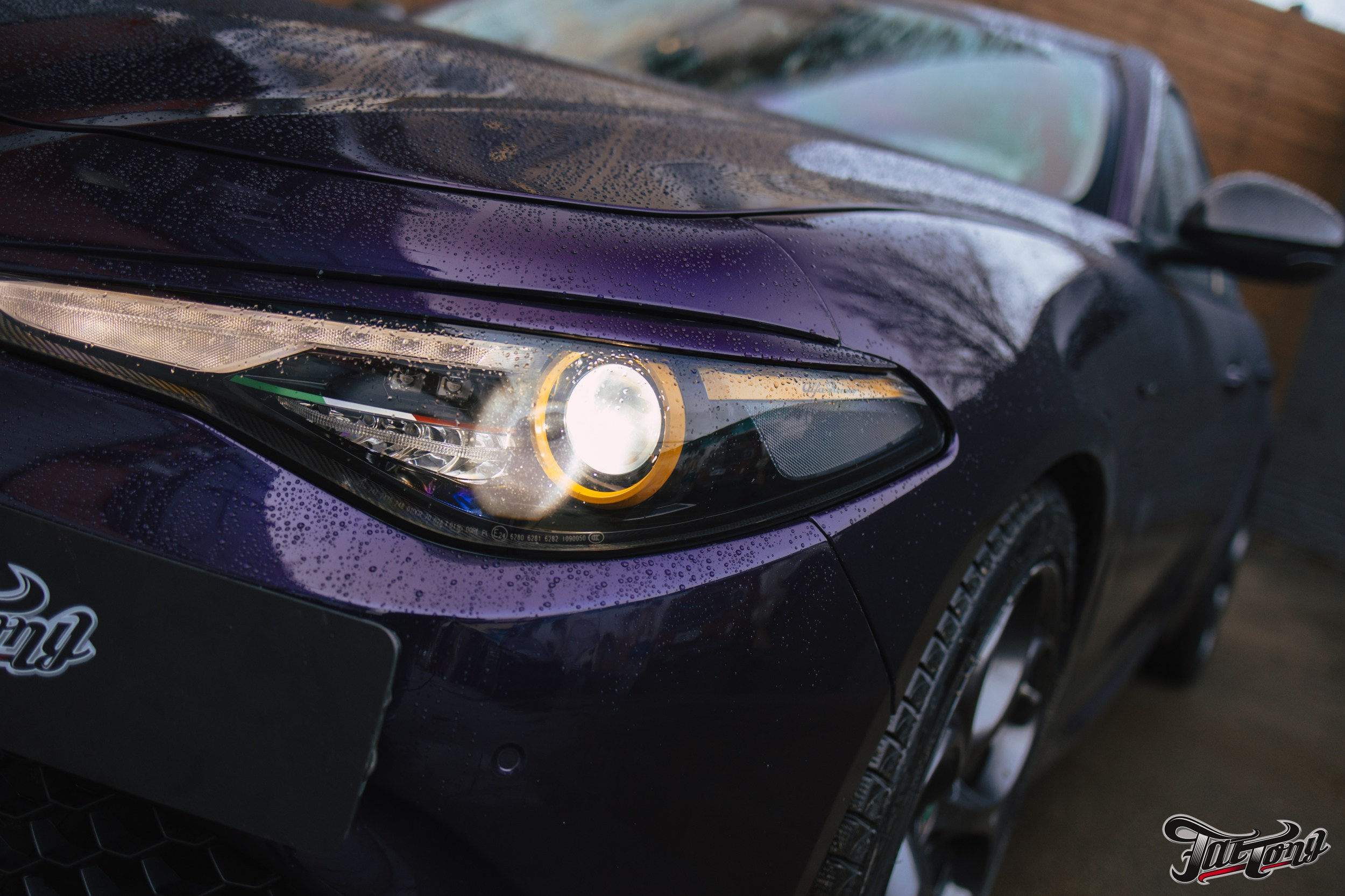 Alfa Romeo Giulia ремни безопасности с принтом и оклейка проемов. DeLorein