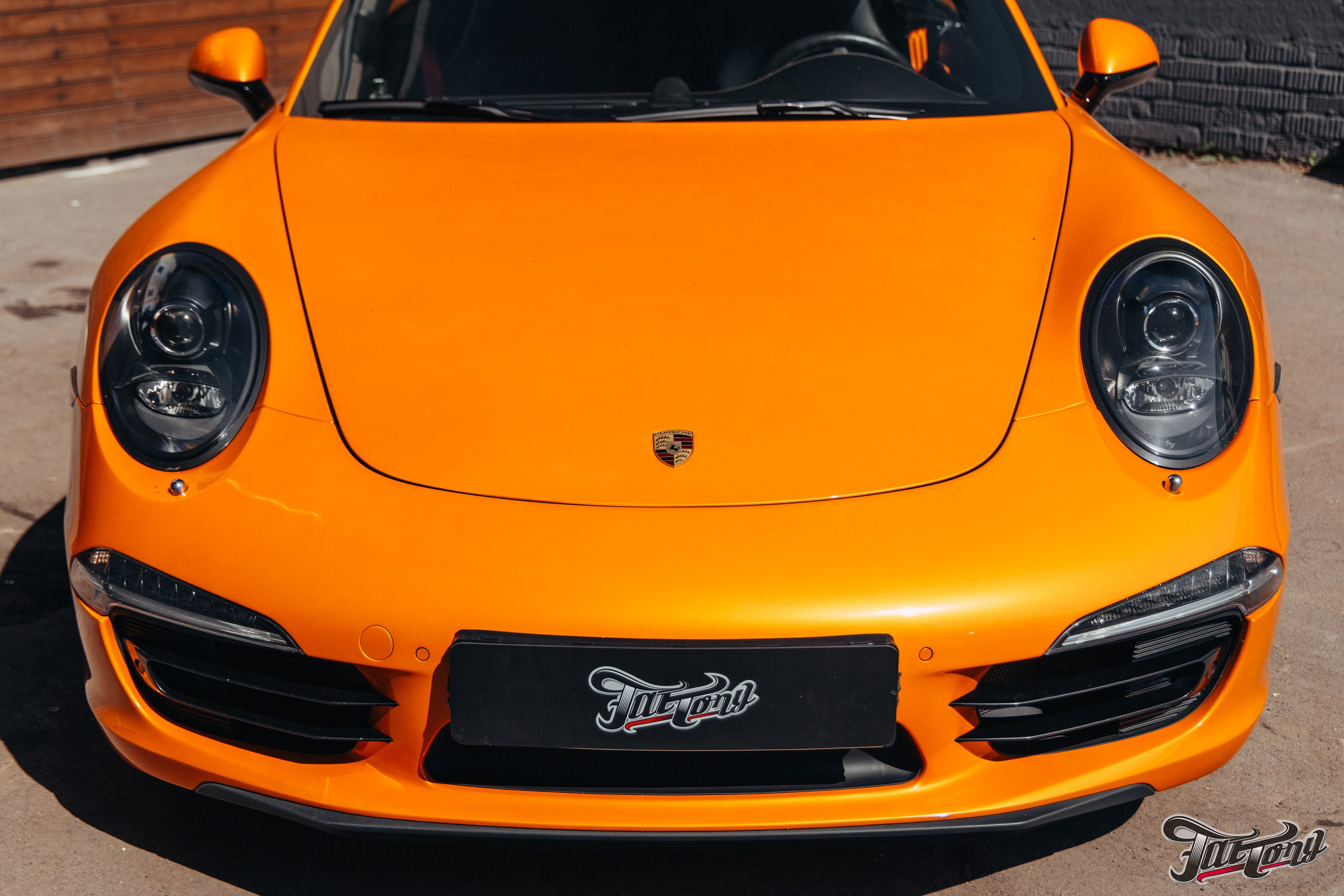 Porsche 911 оранжевый замена ремней безопасности. DeLorein