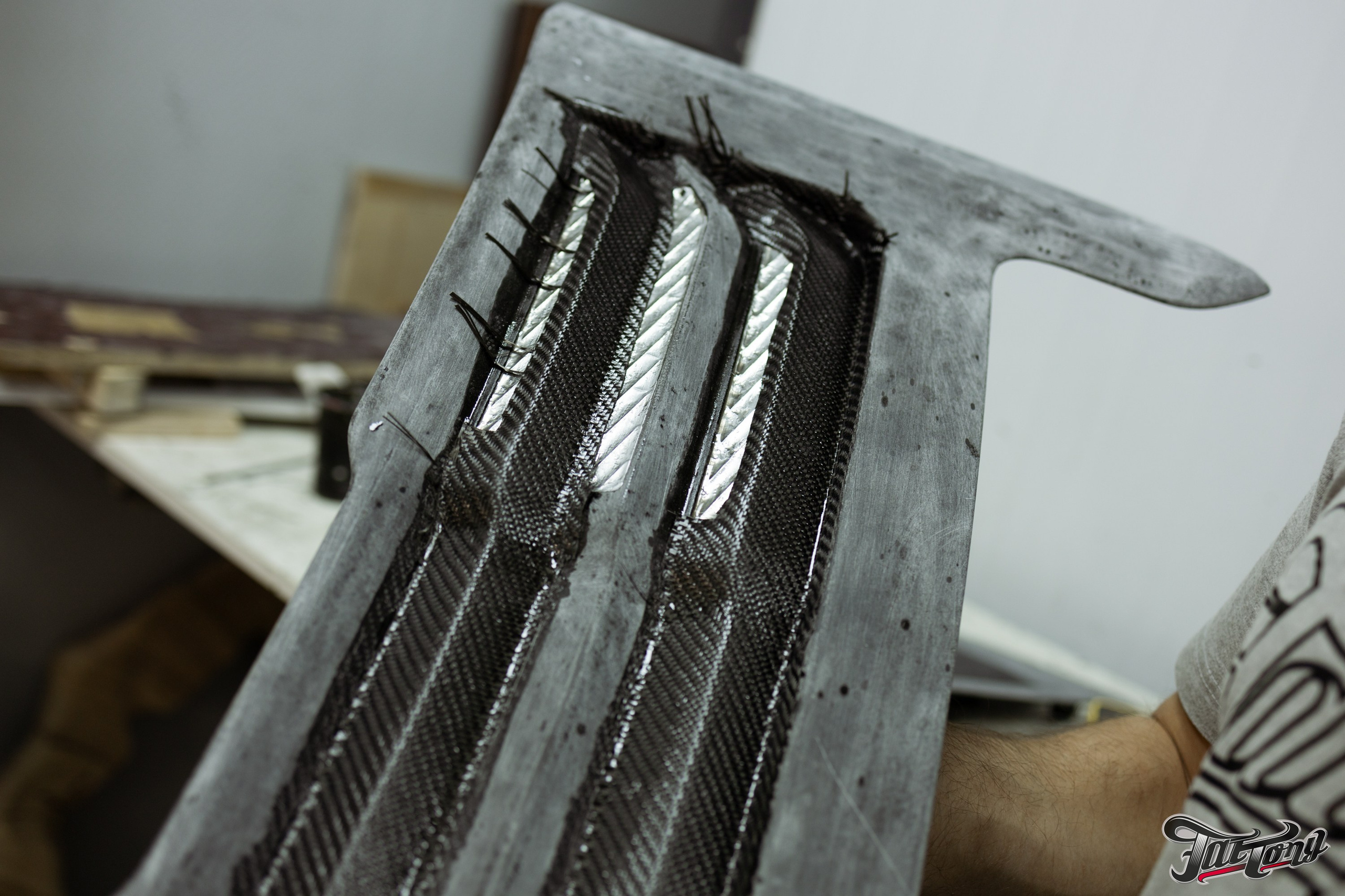 Ram 1500 ламинация карбоном, окрас шильдов, проушин, установка света в решетку. DeLorein